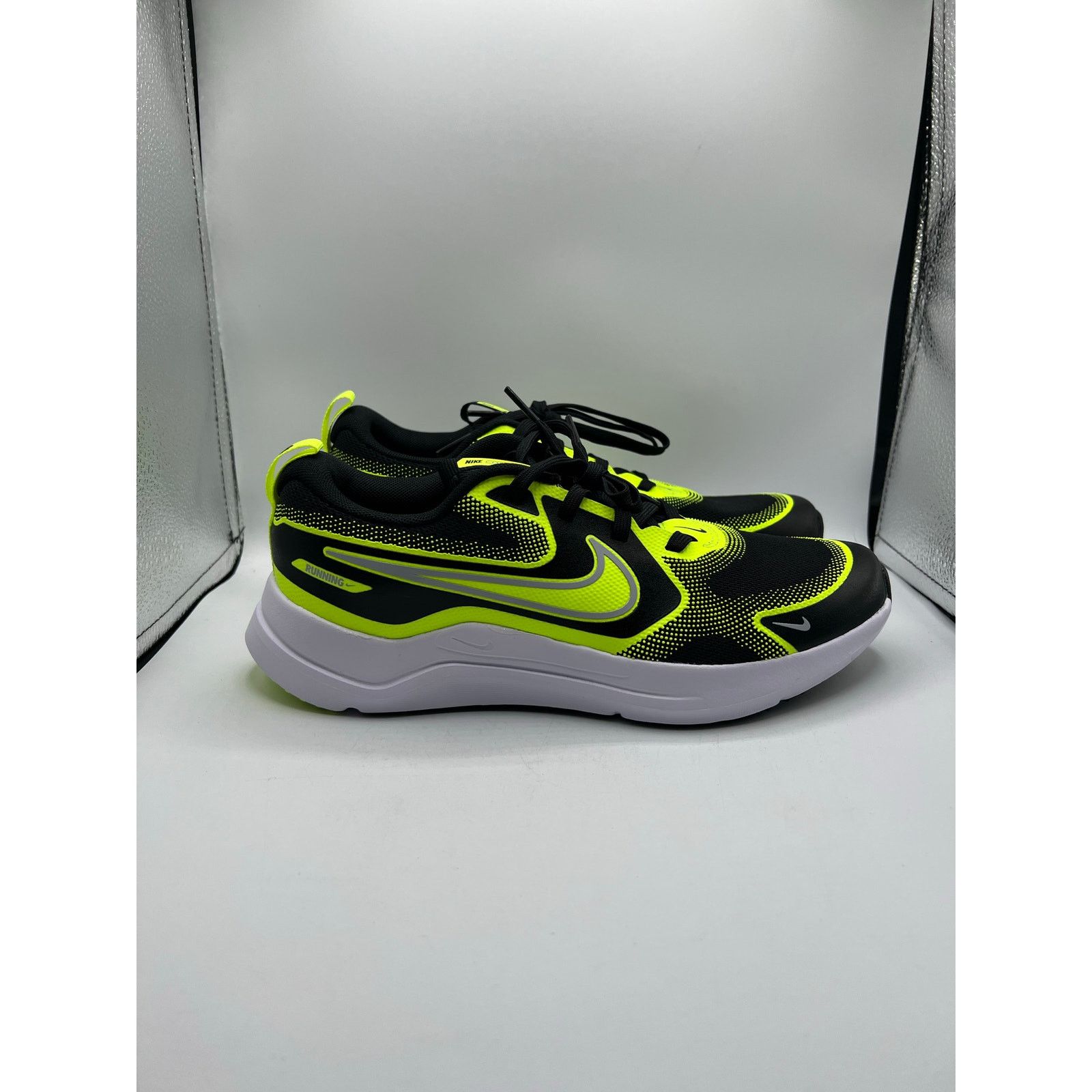 Nike Nike Cosmic Runner GS “Black Volt” size 6 Y Size US 6 / EU 39 - 4 Thumbnail