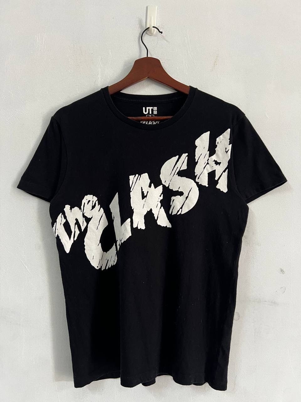 Uniqlo The Clash Uniqlo UT Tee Size US S / EU 44-46 / 1 - 1 Thumbnail