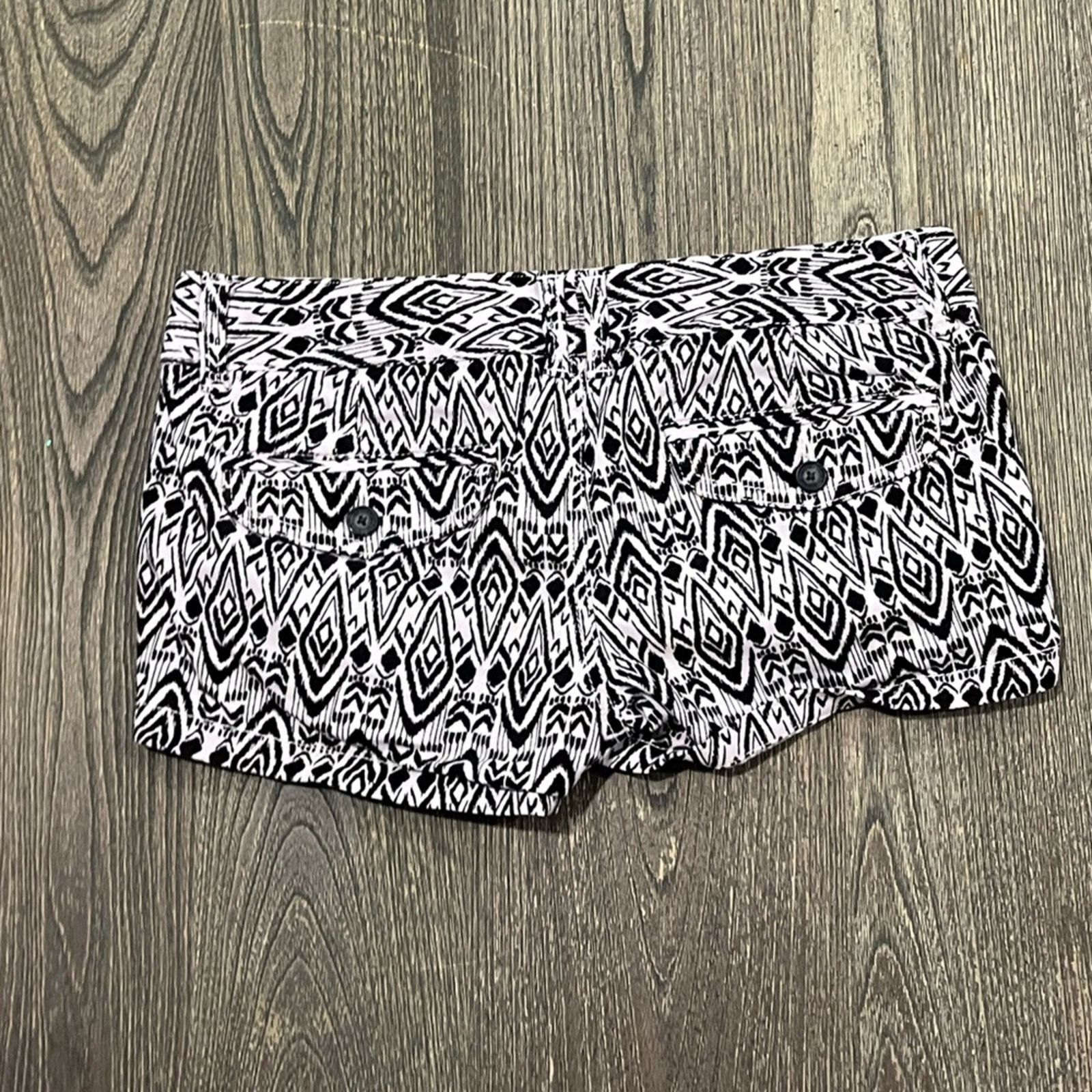 American Eagle Outfitters American Eagle Outfitters Shorts Shortie Aztec Geo Stretch 2 Size 26" / US 2 / IT 38 - 2 Thumbnail