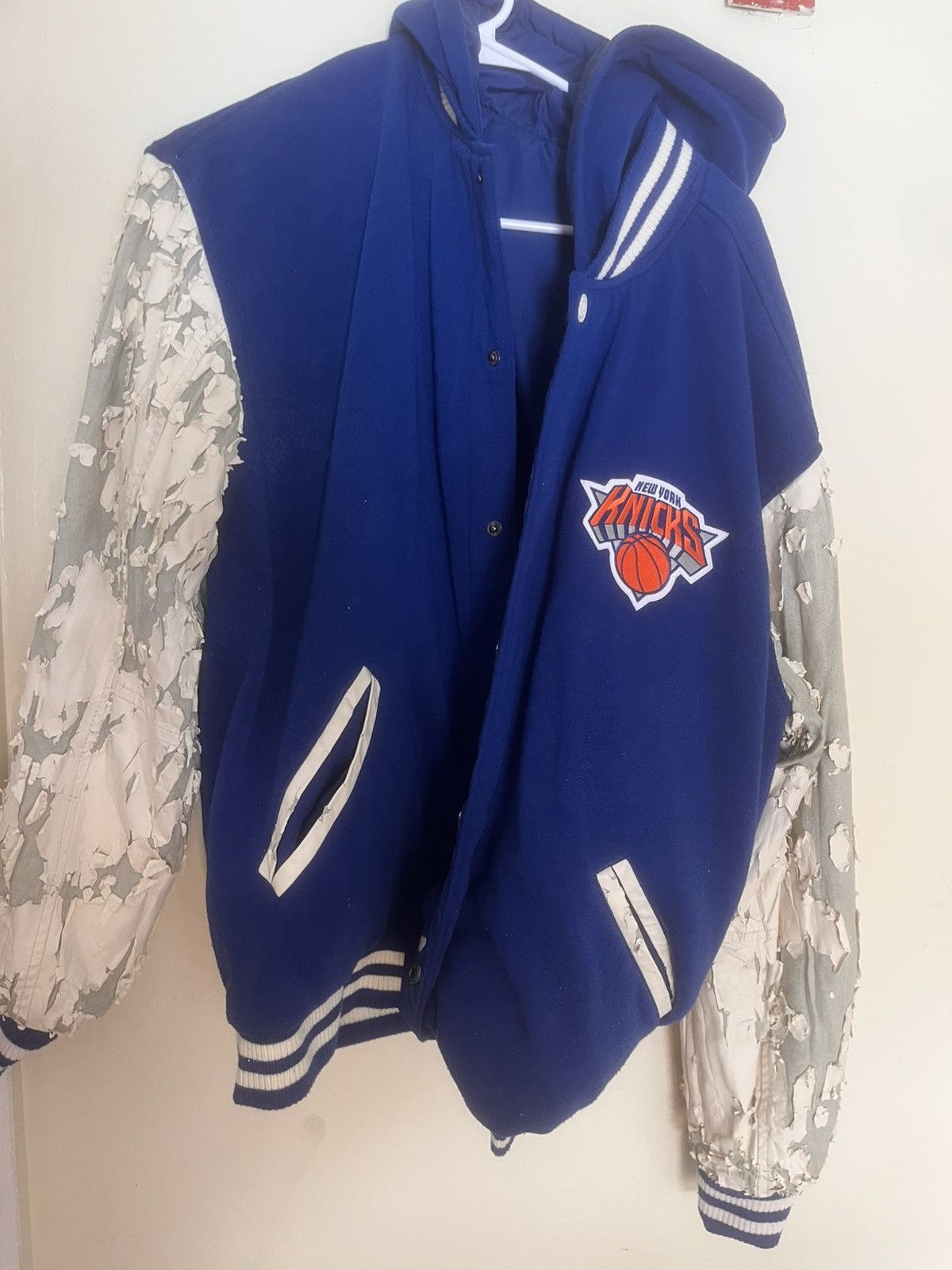 Jeff Hamilton vintage jeff hamilton thrashed reversible new york knicks v Size US XL / EU 56 / 4 - 5 Thumbnail