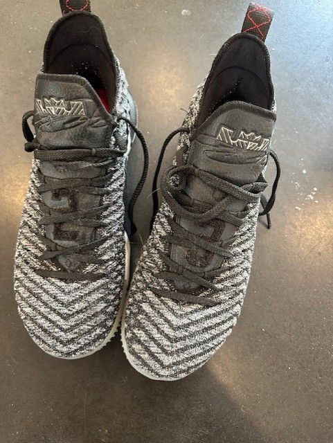 Nike Nike LeBron XVI Oreo Size US 9.5 / EU 42-43 - 3 Thumbnail