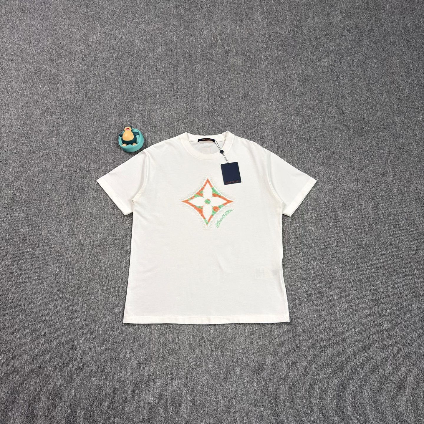 Louis Vuitton LV 2025 Triple Flower Beaded Logo White Tee Size US M / EU 48-50 / 2 - 1 Thumbnail
