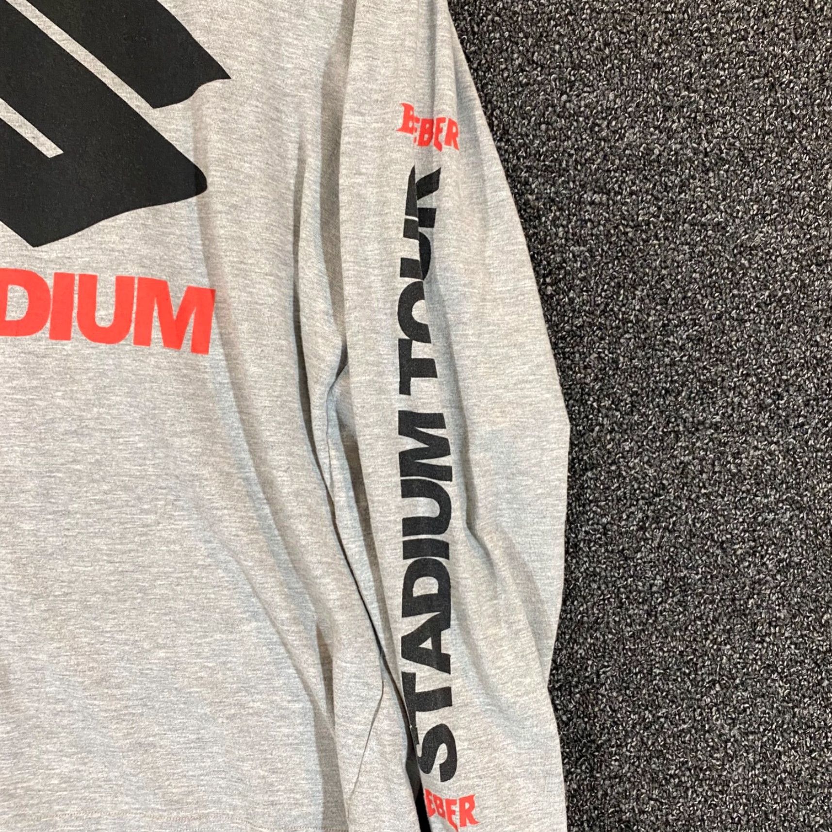 Vintage Justin Bieber Stadium Tour Shirt Mens Medium Gray 2017 Long Sleeve Graphic Size US M / EU 48-50 / 2 - 6 Thumbnail