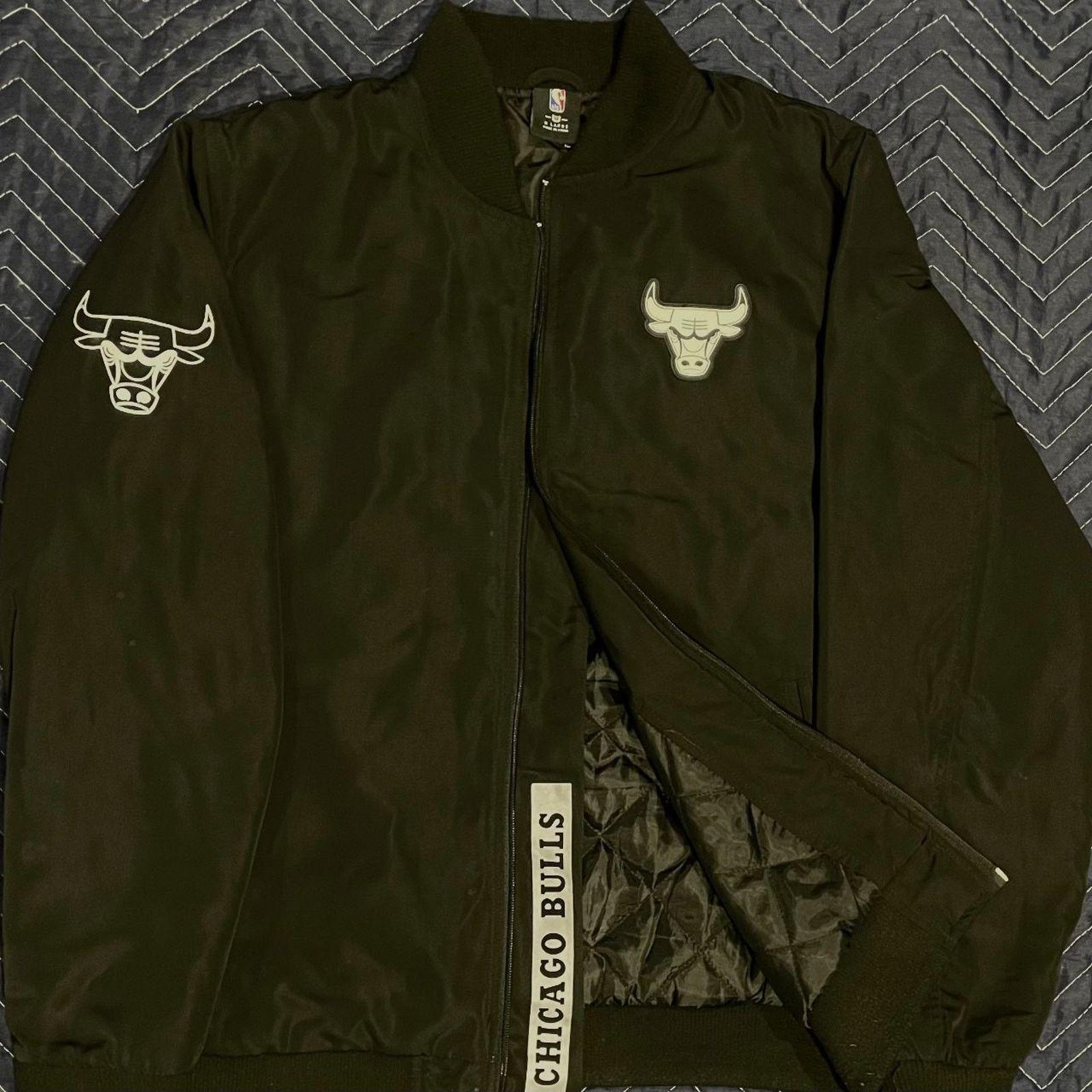 NBA Chicago Bulls NBA Starter Black Label Satin Bomber Jacket Size US XL / EU 56 / 4 - 2 Thumbnail