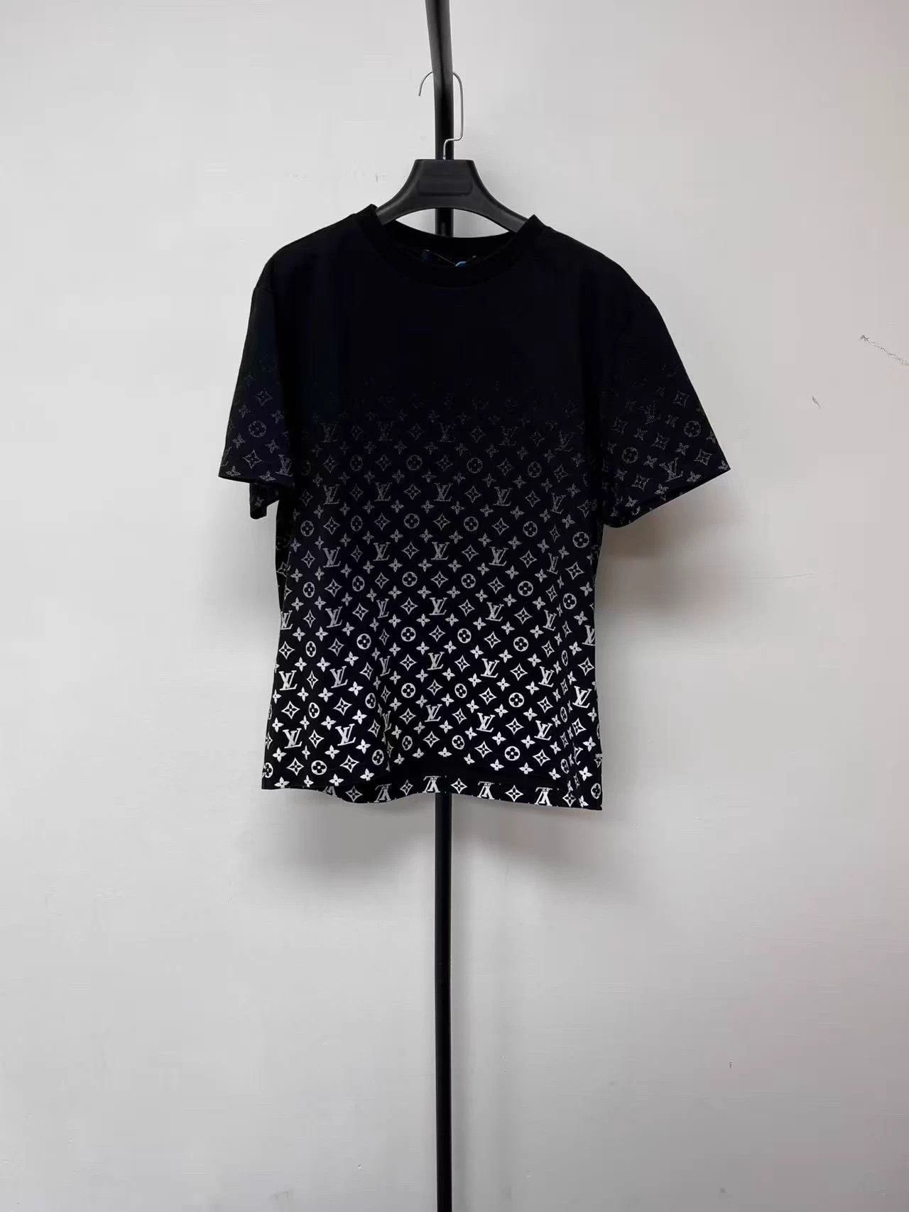 Louis Vuitton LOUIS VUITTON men's gradient all over Logo print black tee L Size US L / EU 52-54 / 3 - 1 Thumbnail