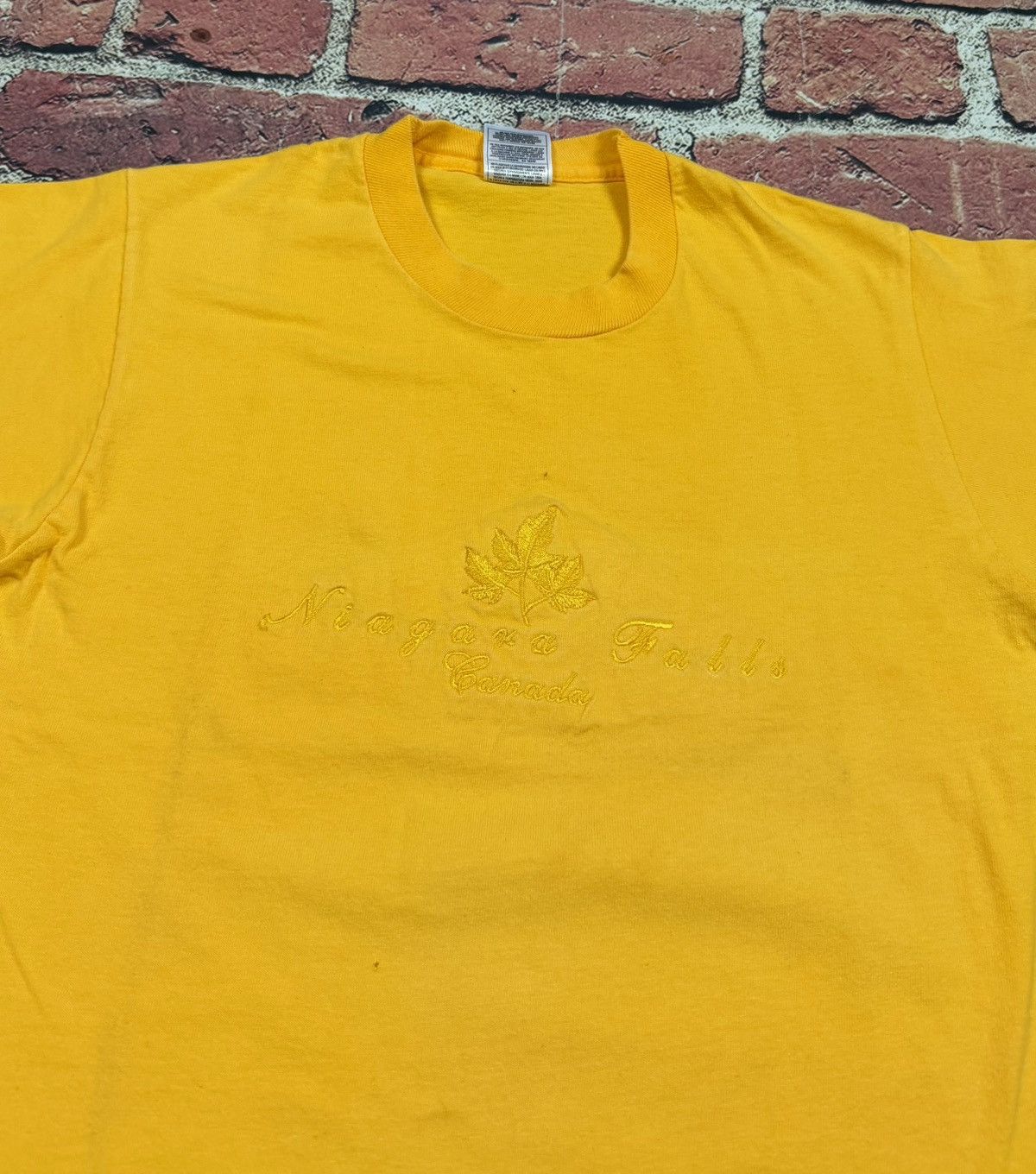 Fruit Of The Loom Vintage Niagara Falls Canada Maple Leaf Single Stitch Tee Size US S / EU 44-46 / 1 - 6 Thumbnail