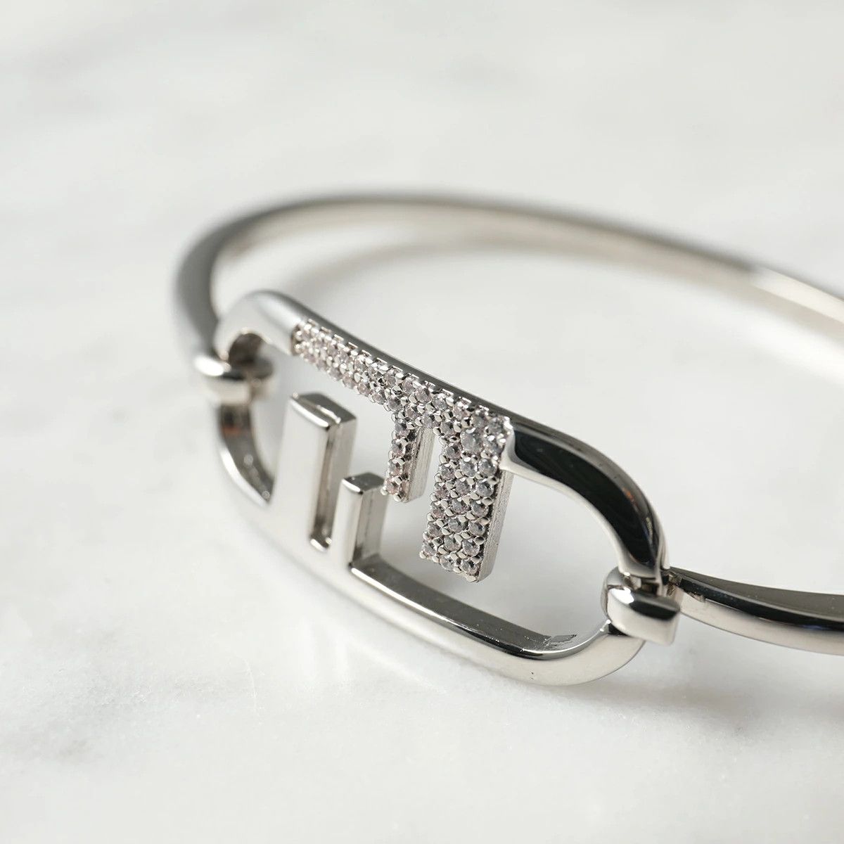 o1s1wg110925 Size:OS/O'Lock Bracelet in Silver