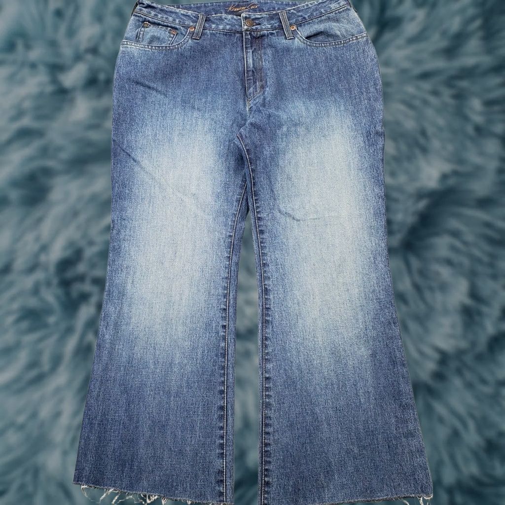Kenneth Cole Kenneth Cole Bootcut Jeans Womens 32 Blue Denim Streetwear Grunge Frayed Hem Jeans Womens Size 32 Blue Denim 5-Pocket Boyfriend Bootcut Size 24" / US 00 / IT 34 - 1 Thumbnail