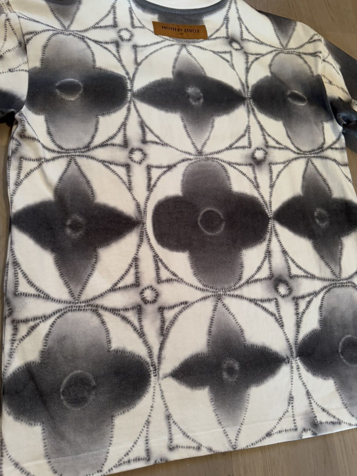 Louis Vuitton LOUIS VUITTON tshirt , real measurements by tape in photos Size US M / EU 48-50 / 2 - 19 Thumbnail