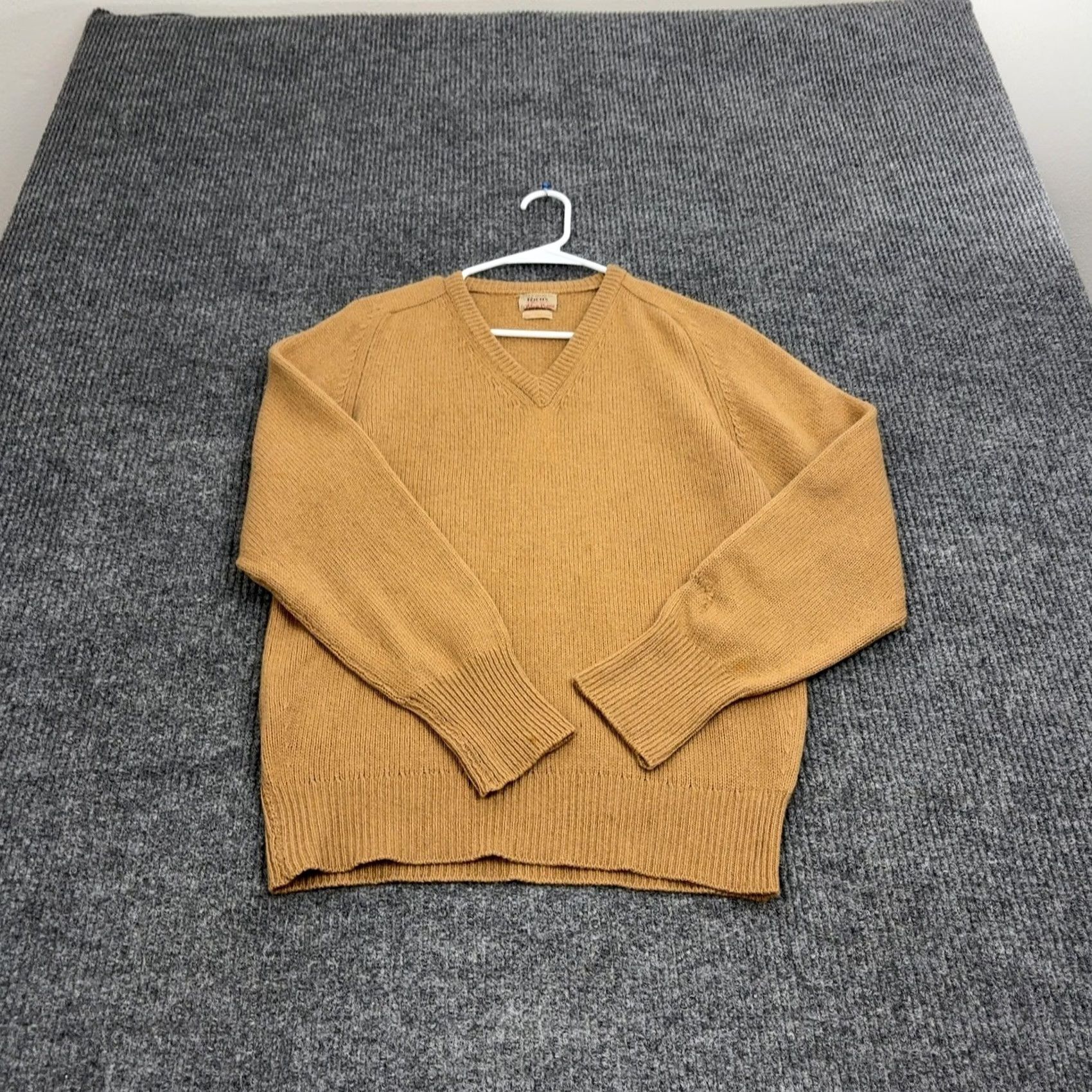 Camel VINTAGE Alan Paine Sweater Mens Camel Vneck Luxury 100 Camelhair Made in England Size US M / EU 48-50 / 2 - 4 Thumbnail