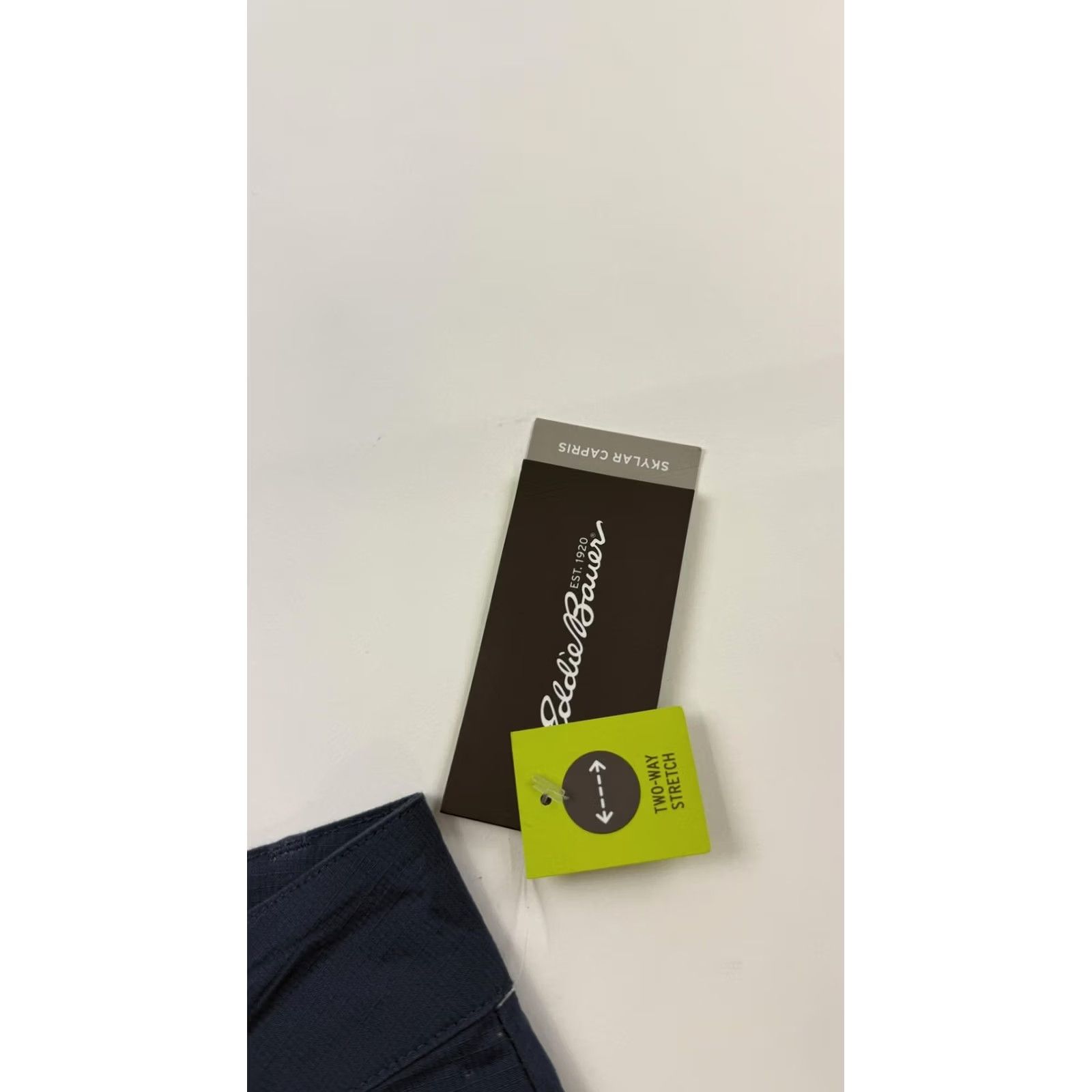 Eddie Bauer Eddie Bauer Skylark Capris Womens Small Two Way Stretch Pants Capris Jeans Aluminum? No — actually: Size 28" / US 6 / IT 42 - 4 Thumbnail