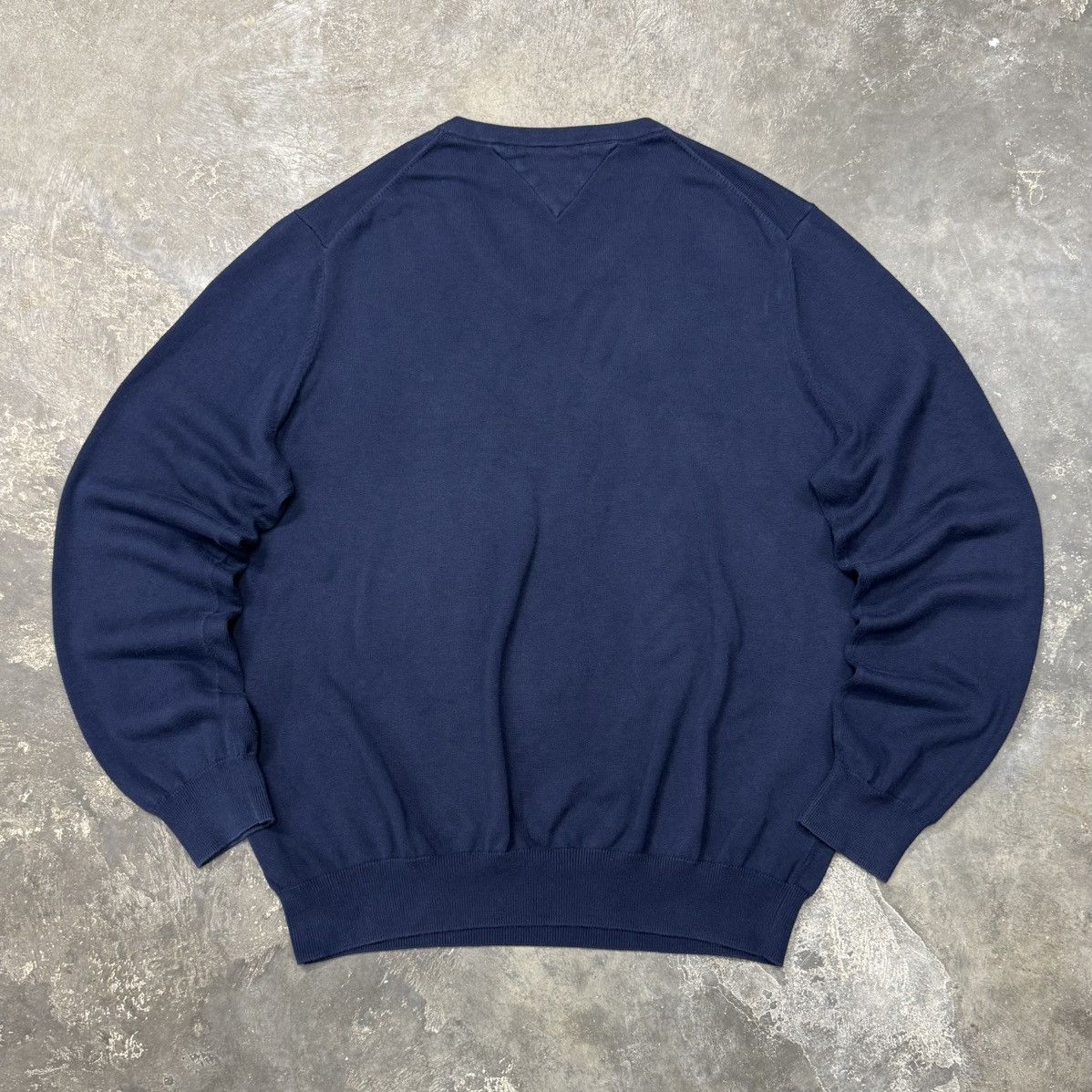 Tommy Hilfiger Tommy Hilfiger Navy V-Neck Knit Sweater Flag Logo Classic Size US XL / EU 56 / 4 - 4 Thumbnail