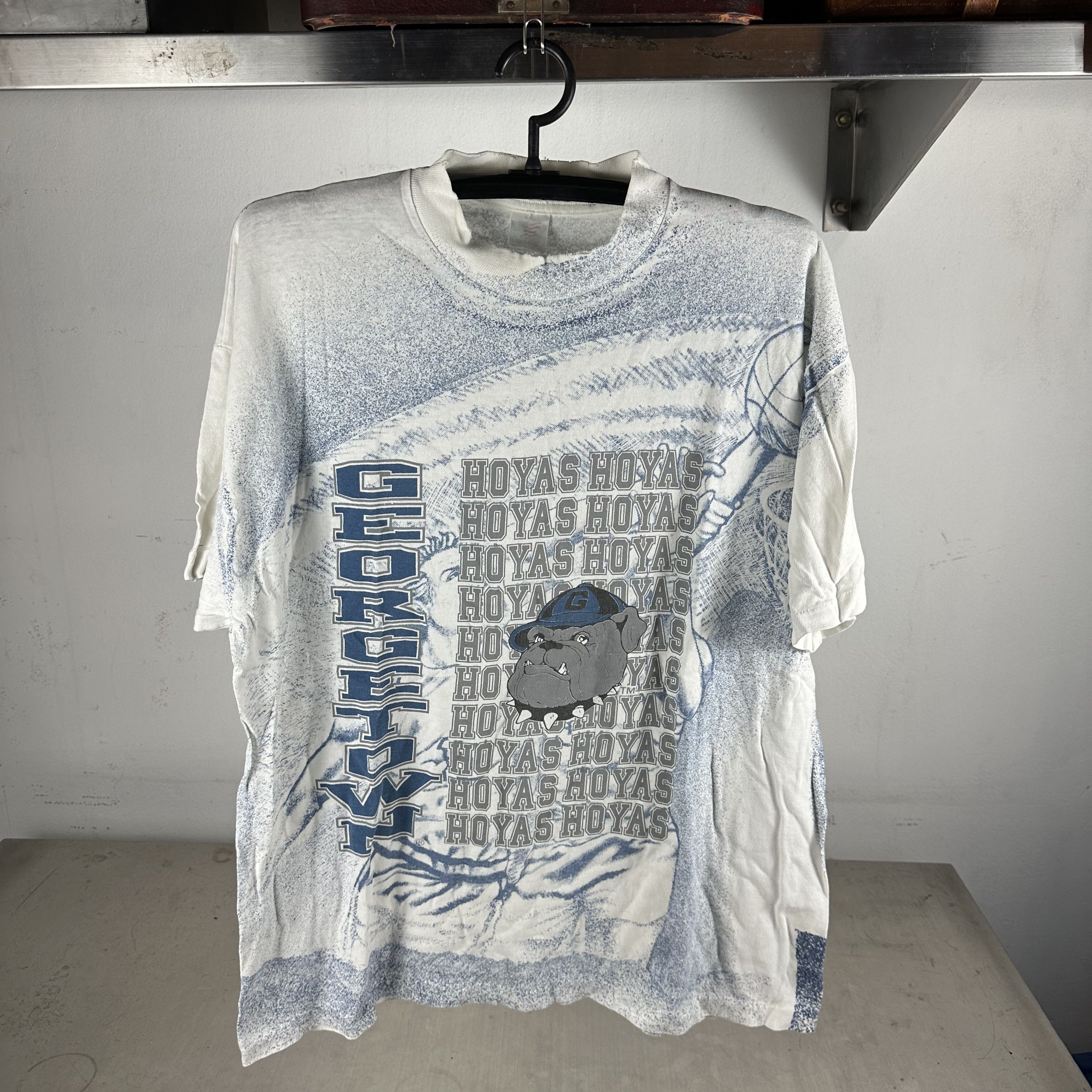 Vintage Vintage 90s Georgetown Hoyas Basketball NCAA AOP T-shirt Size US XL / EU 56 / 4 - 1 Thumbnail