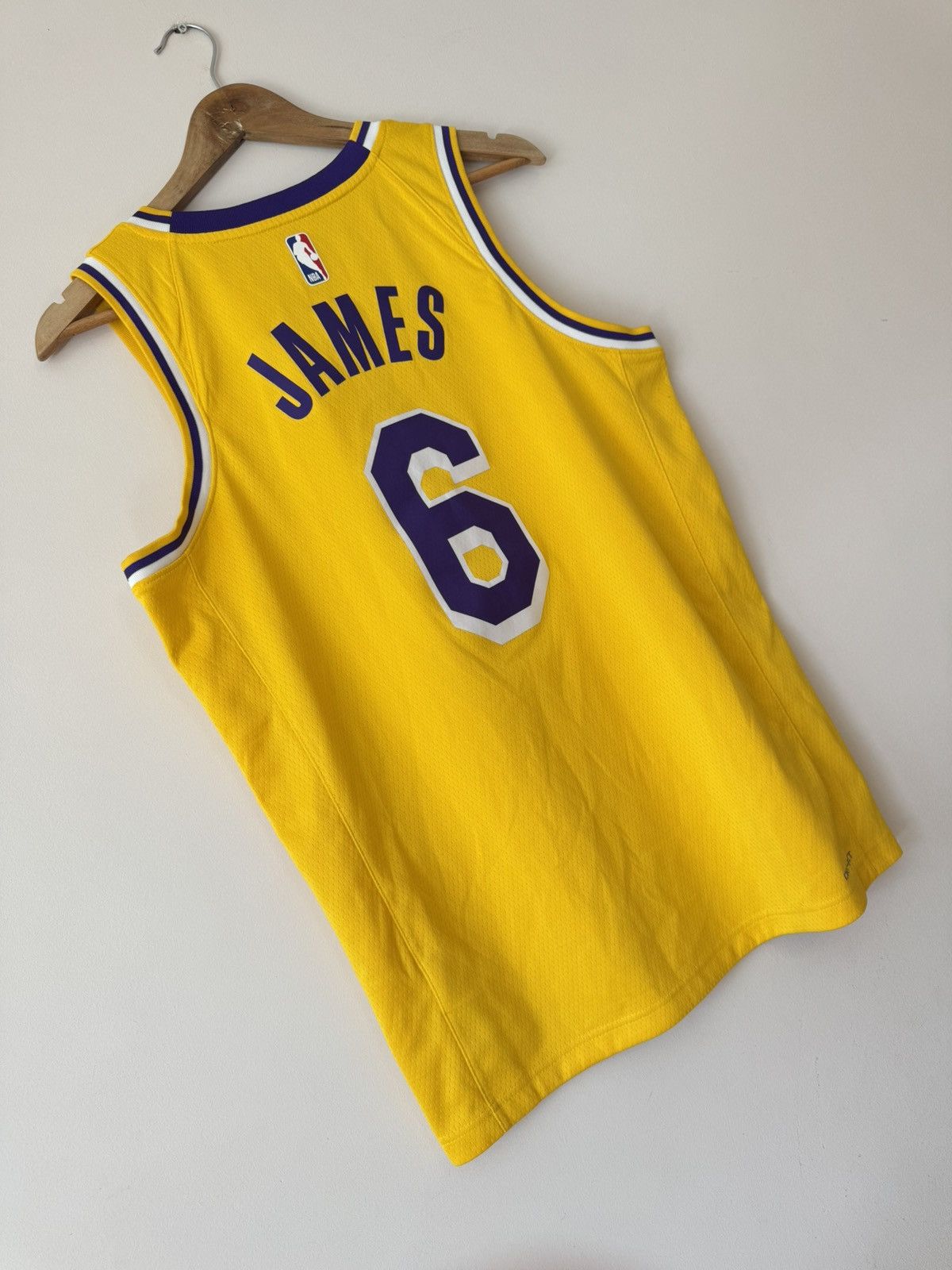 Nike James #6 Los Angeles Lakers Basketball Jersey NBA Shirt Kit Size US M / EU 48-50 / 2 - 5 Thumbnail