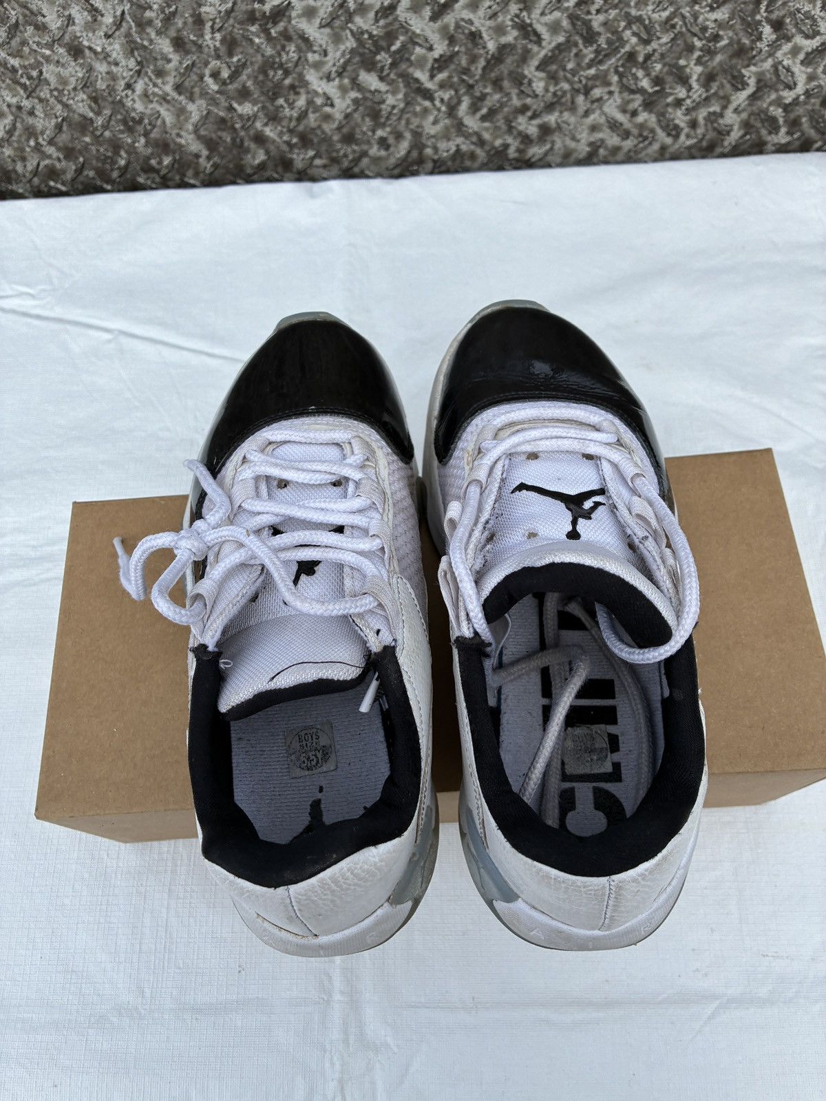 Jordan Brand Nike Boys Air Jordans 11 CMFT Low DV2208-100 Shoes Size 5.5Y Size US 5.5 / EU 38 - 4 Thumbnail