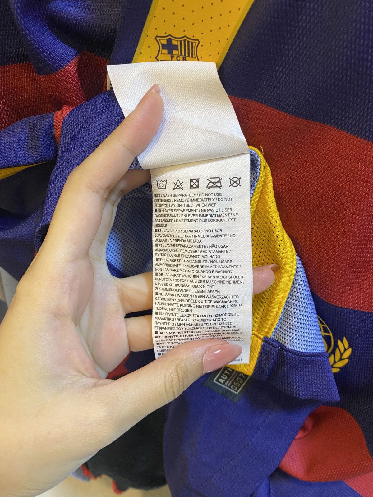 Nike 2015-2016 FC Barcelona Home Kit SUAREZ 9 Size US L / EU 52-54 / 3 - 7 Thumbnail