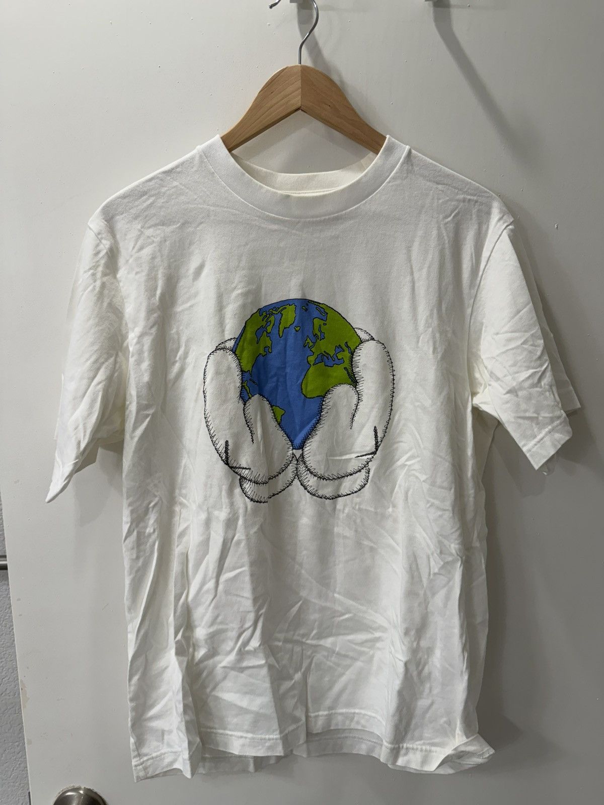 Kaws KAWS x Uniqlo Peace For All T-shirt Size US M / EU 48-50 / 2 - 1 Thumbnail