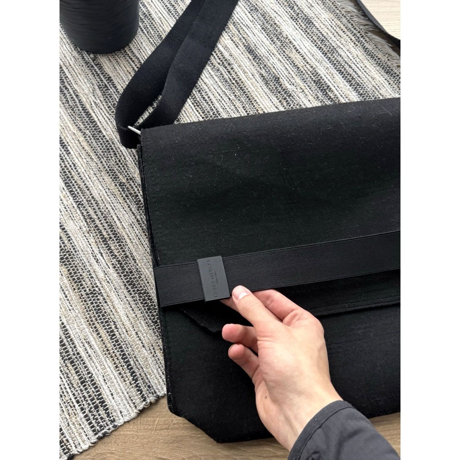 Issey Miyake ISSEY MIYAKE PARFUMS Black Felt Crossbody Messenger/ Laptop Bag NWOT Unisex Adults Medium Zip Cotton Size ONE SIZE - 4 Thumbnail