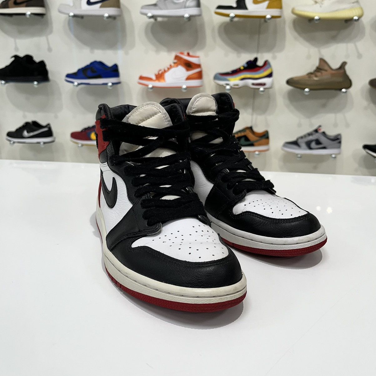 Nike Air Jordan 1 Retro High Satin Black Toe (W) Size US 7.5 / IT 37.5 - 6 Thumbnail