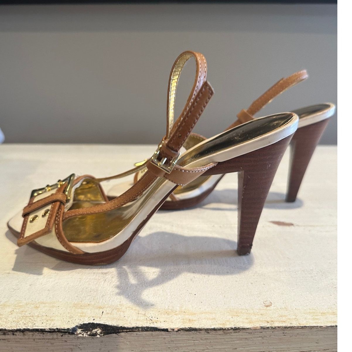 Other Audrey Brooke White Patent Leather Gold Slingback Heels 7.5 Size US 7.5 / IT 37.5 - 6 Thumbnail