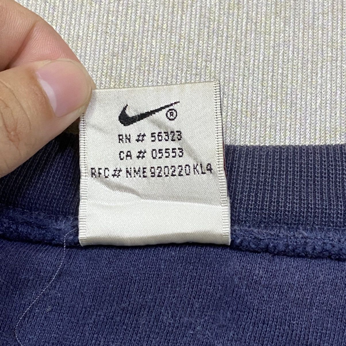 Nike Vintage Faded 90s NIKE Small Embroidered Swoosh Sweatshirt Size US L / EU 52-54 / 3 - 5 Thumbnail