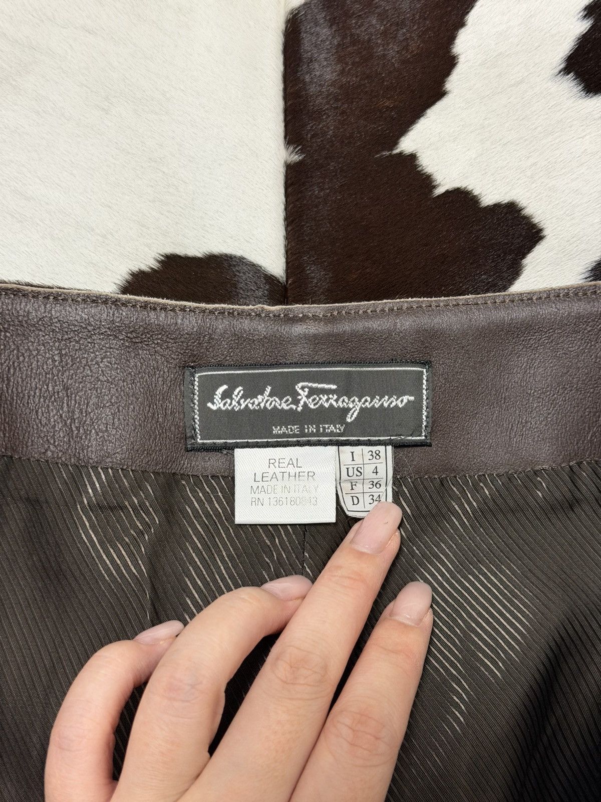 Salvatore Ferragamo SALVATORE FERRAGAMO F/W 2004 Cowhide Leather Midi Skirt Size 26" / US 2 / IT 38 - 9 Thumbnail