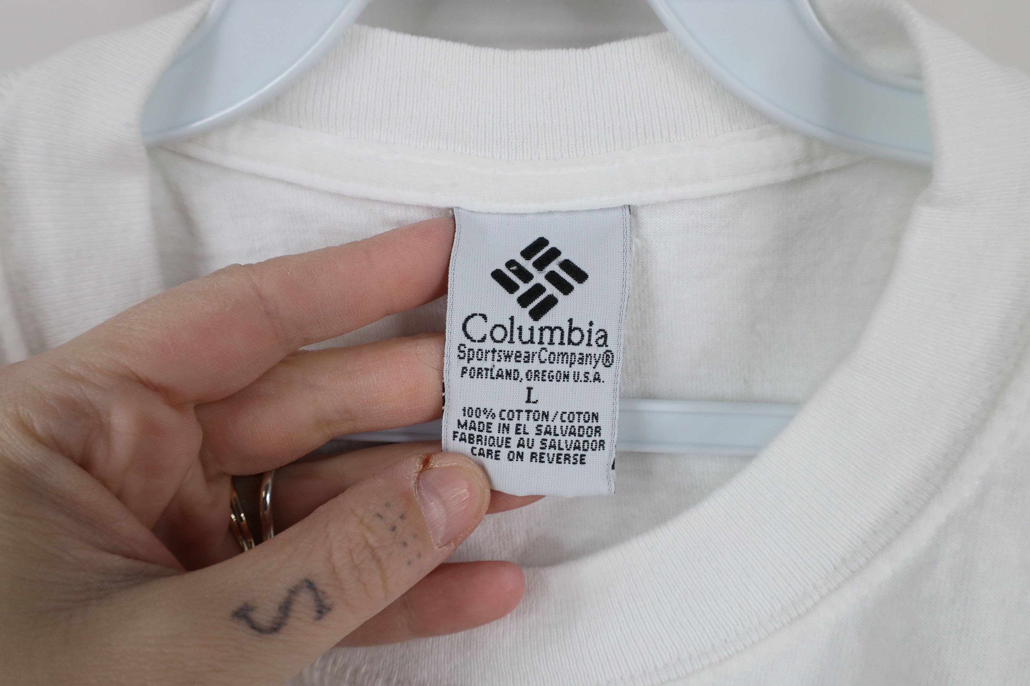 Columbia × Vintage Vintage 90s Columbia Spell Bass Fishing T-Shirt White Cotton Size US L / EU 52-54 / 3 - 7 Thumbnail