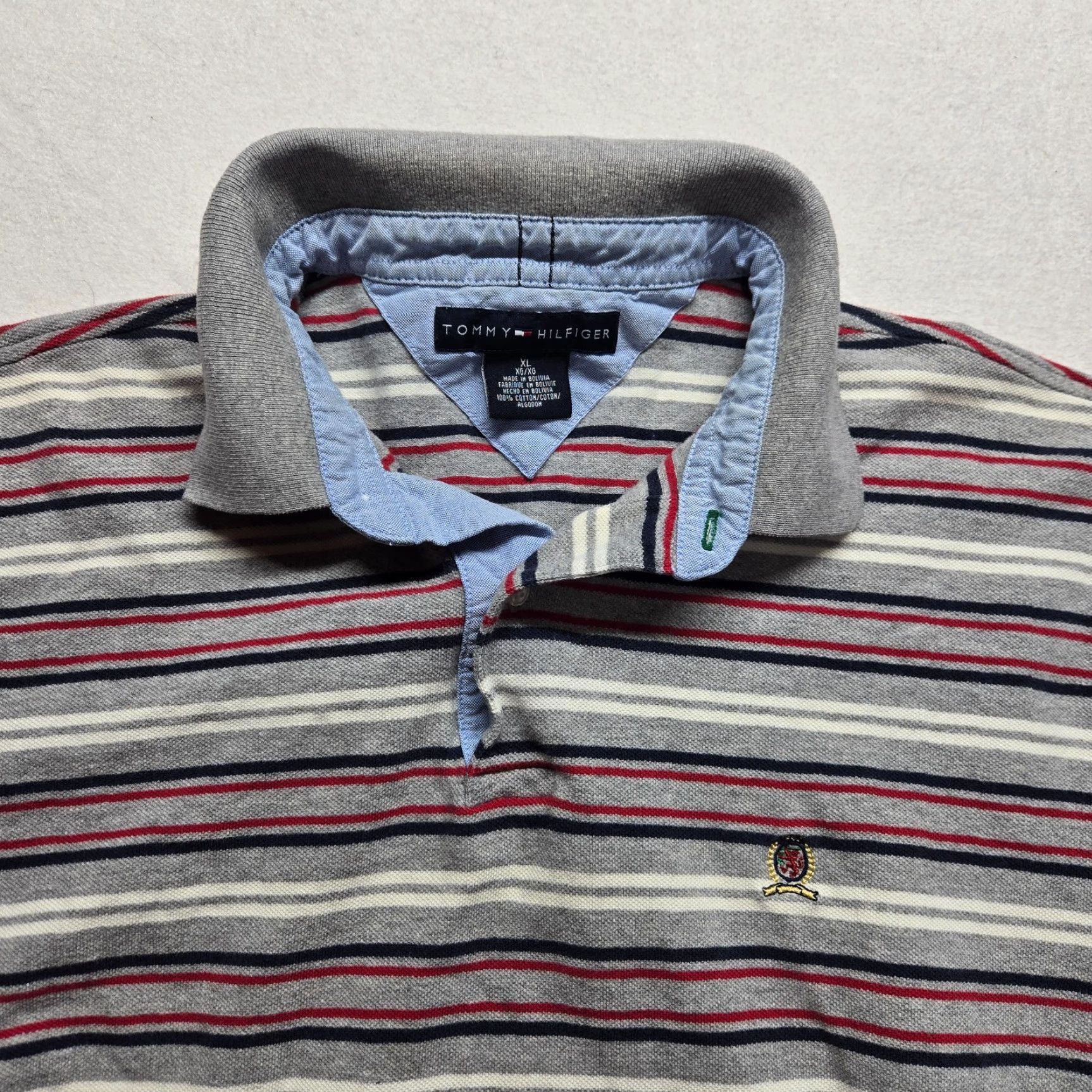 Tommy Hilfiger Tommy Hilfiger Golf Polo Shirt Adult XL Gray White Red Striped Polo Shirt Shirt Casual Men's Golf Polo Size US XL / EU 56 / 4 - 2 Thumbnail