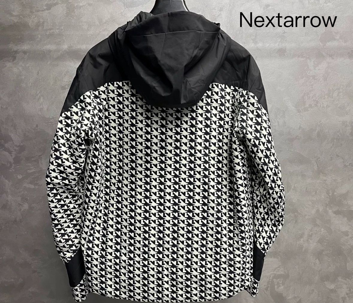 Louis Vuitton Louis Vuitton's latest black and white hooded jacket Size US S / EU 44-46 / 1 - 2 Thumbnail