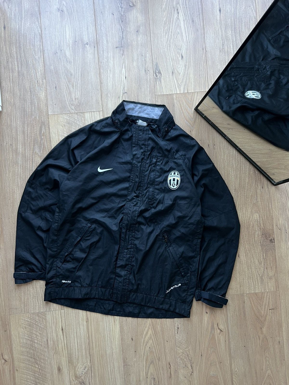 Nike 00’s NIKE JUVENTUS SOCCER FOOTBALL Y2K SWOOSH TRACK JACKEY Size US S / EU 44-46 / 1 - 1 Thumbnail