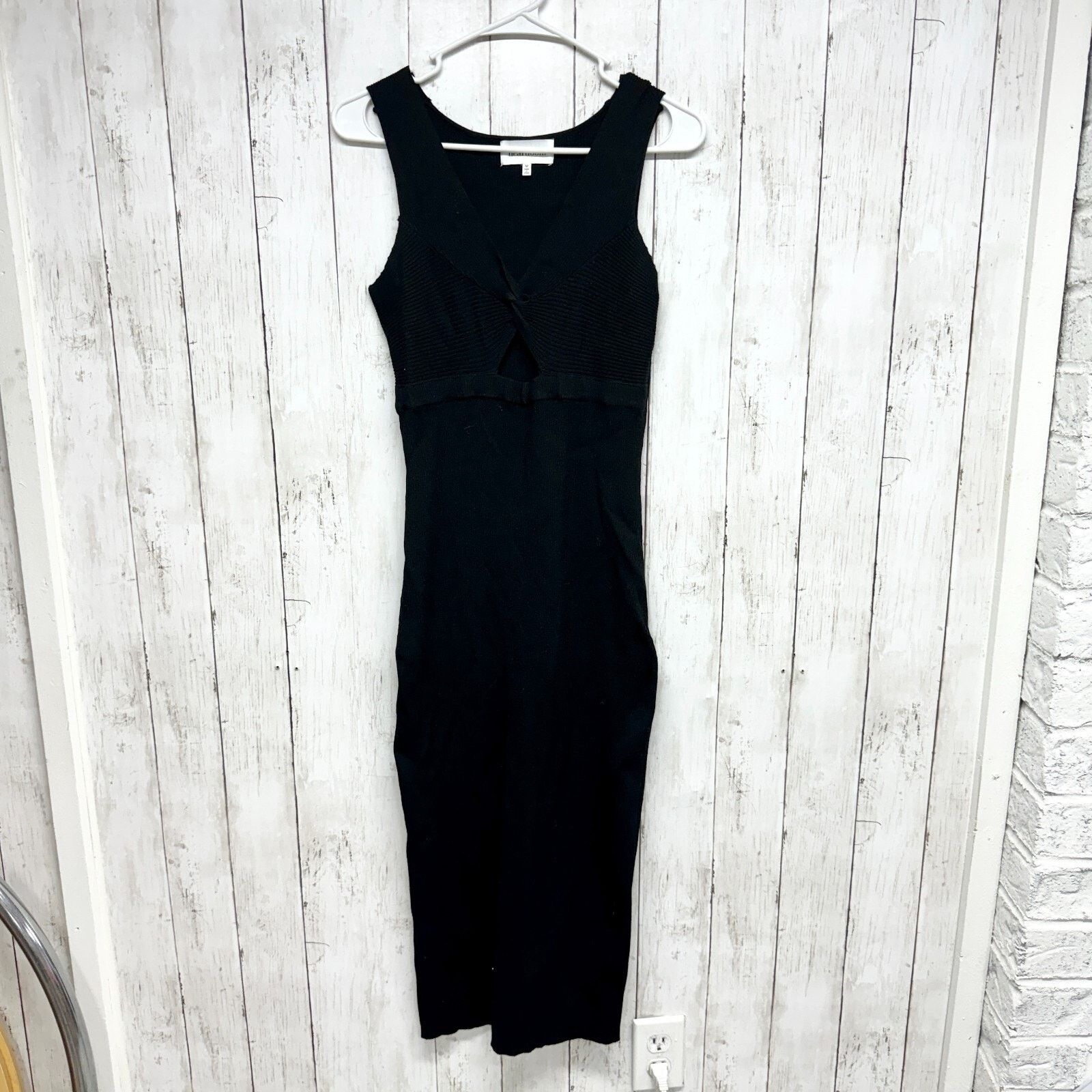 Heartloom Heartloom Dress Medium Black Ribbed Vneck Sleeveless Midi Size M / US 6-8 / IT 42-44 - 1 Thumbnail