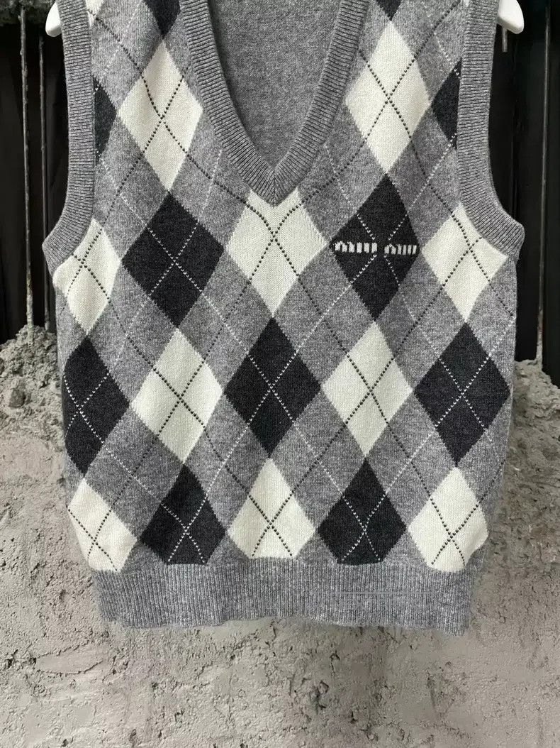 Miu Miu Miu Miu 40 Cashmere rhombic embroidered letter logo vest Size M / US 6-8 / IT 42-44 - 4 Thumbnail