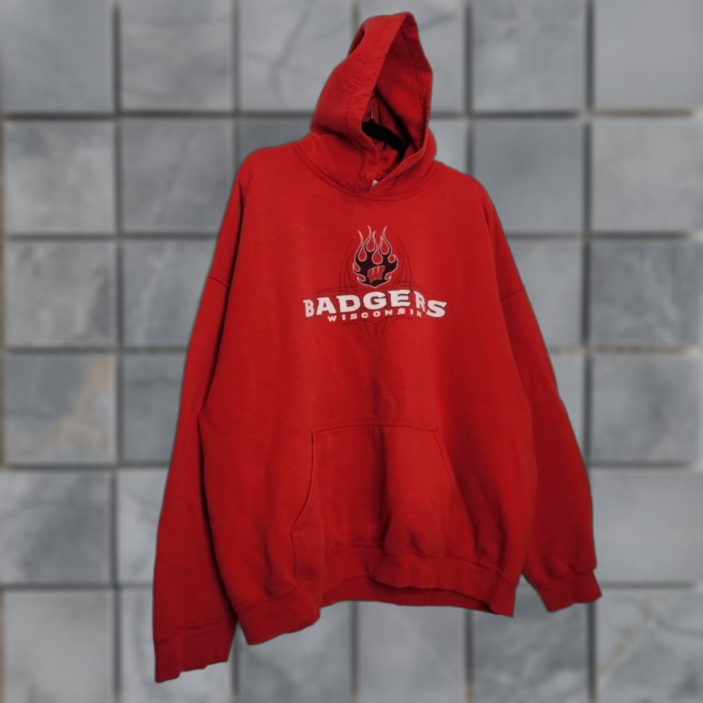 Gildan VINTAGE Wisconsin Badgers Hoodie Sweatshirt 2XL Red Mens Pullover Giant Y2K Oversized Size US XXL / EU 58 / 5 - 1 Thumbnail