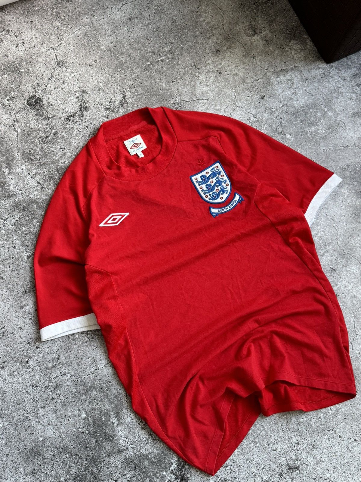 Umbro × Vintage Vintage Umbro England South Africa red jersey t-shirt Size US M / EU 48-50 / 2 - 2 Thumbnail