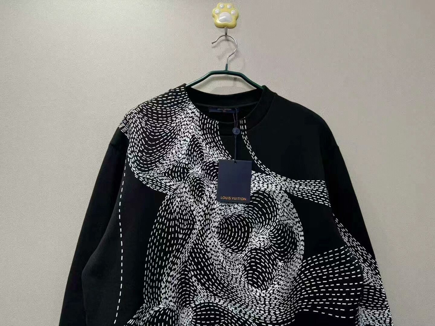 Louis Vuitton louis vuitton black floral logo sweatshirt XL Size US XL / EU 56 / 4 - 2 Thumbnail