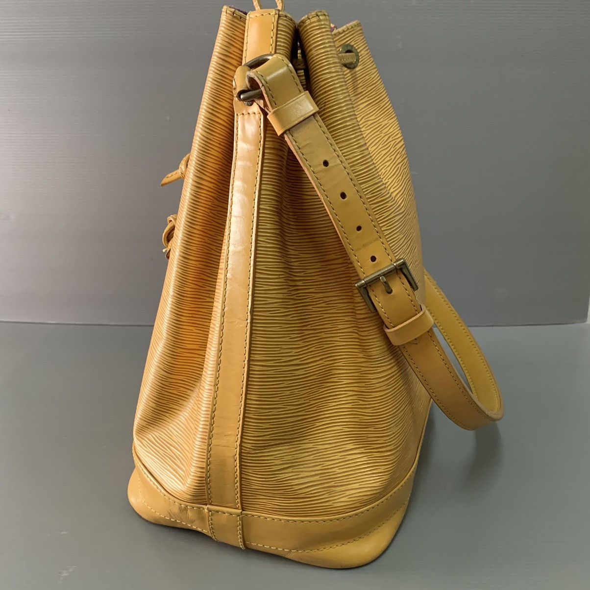 Louis Vuitton Louis Vuitton Epi Leather Bucket Gm Size ONE SIZE - 10 Thumbnail