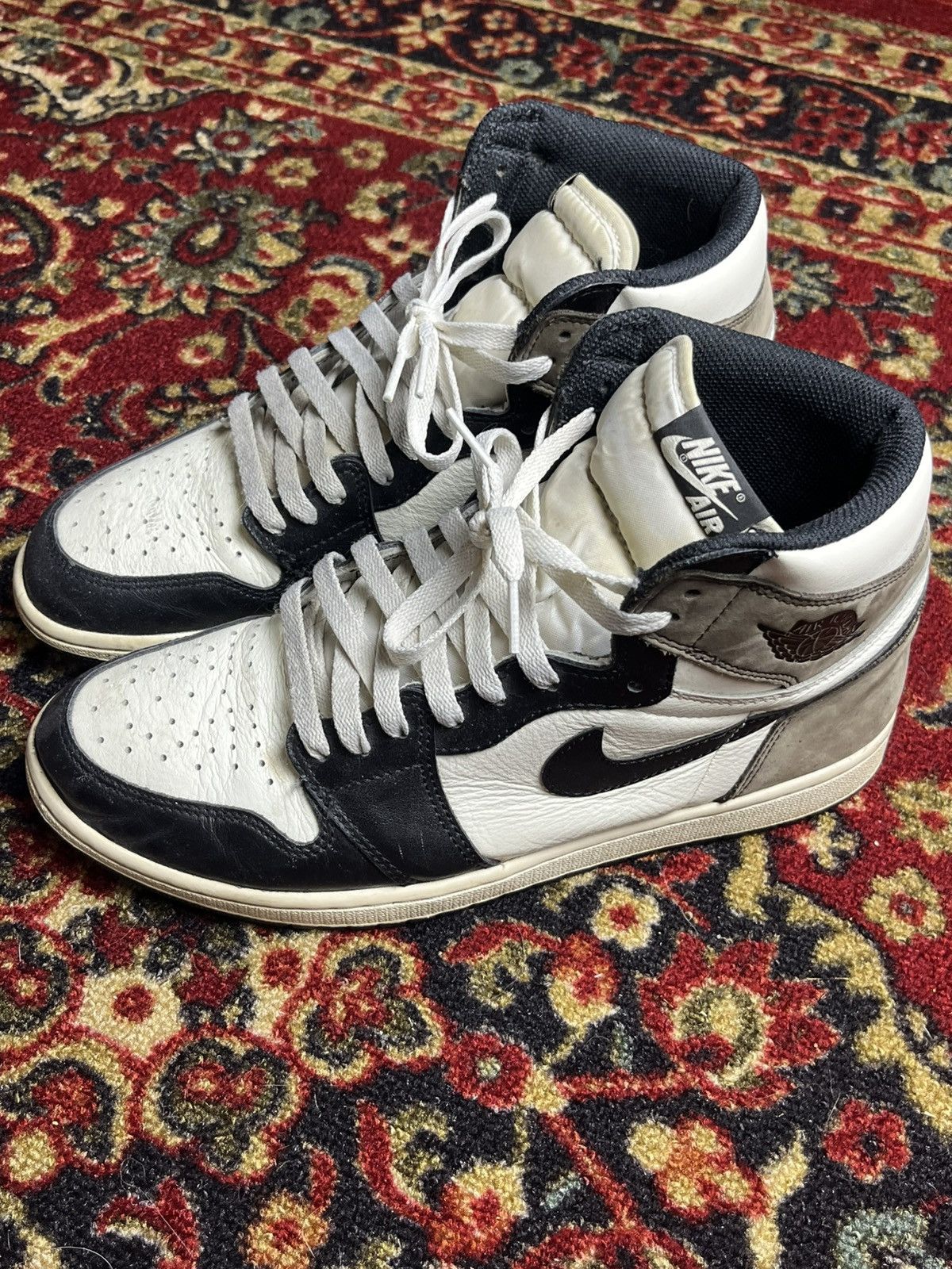 Nike Jordan 1 High Mochas Size US 11 / EU 44 - 2 Thumbnail