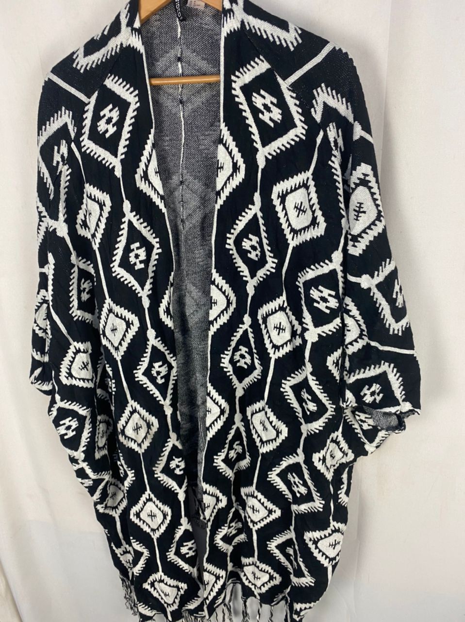 H&M × Native H&M ponchos native fullprint Size US M / EU 48-50 / 2 - 3 Thumbnail