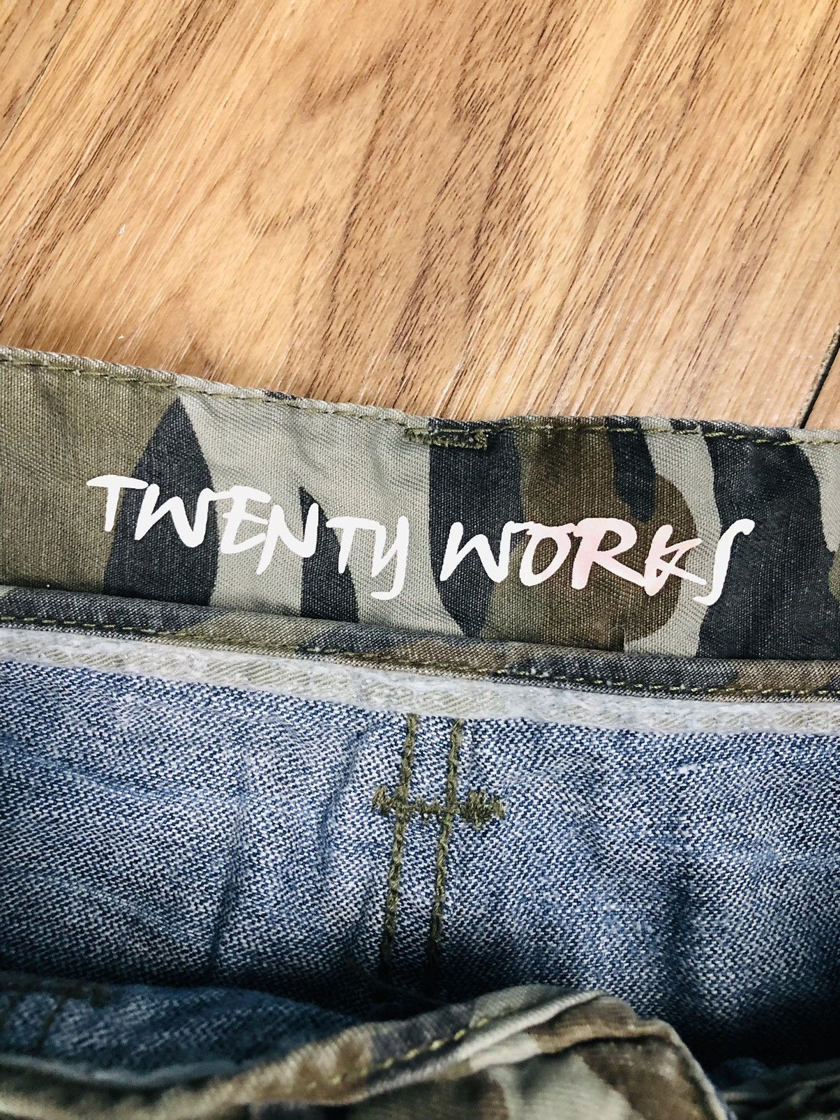 Twenty TWENTY WORKS Distressed Camo Jeans (38) Size US 31 - 11 Thumbnail