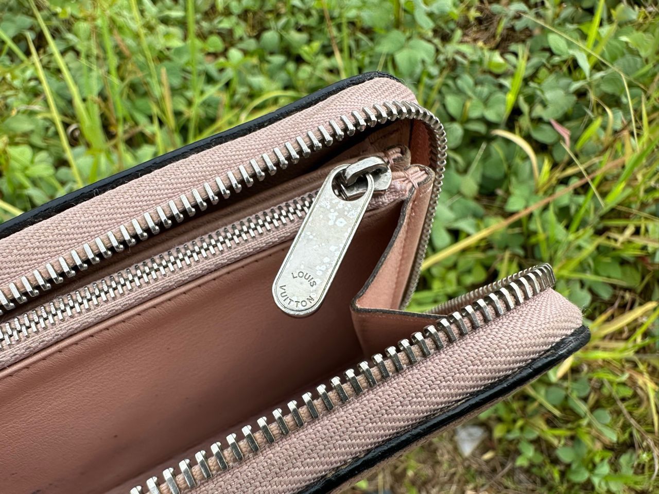 Louis Vuitton Authentic Louis Vuitton Monogram Mahina Magnolia Wallet Size ONE SIZE - 9 Thumbnail