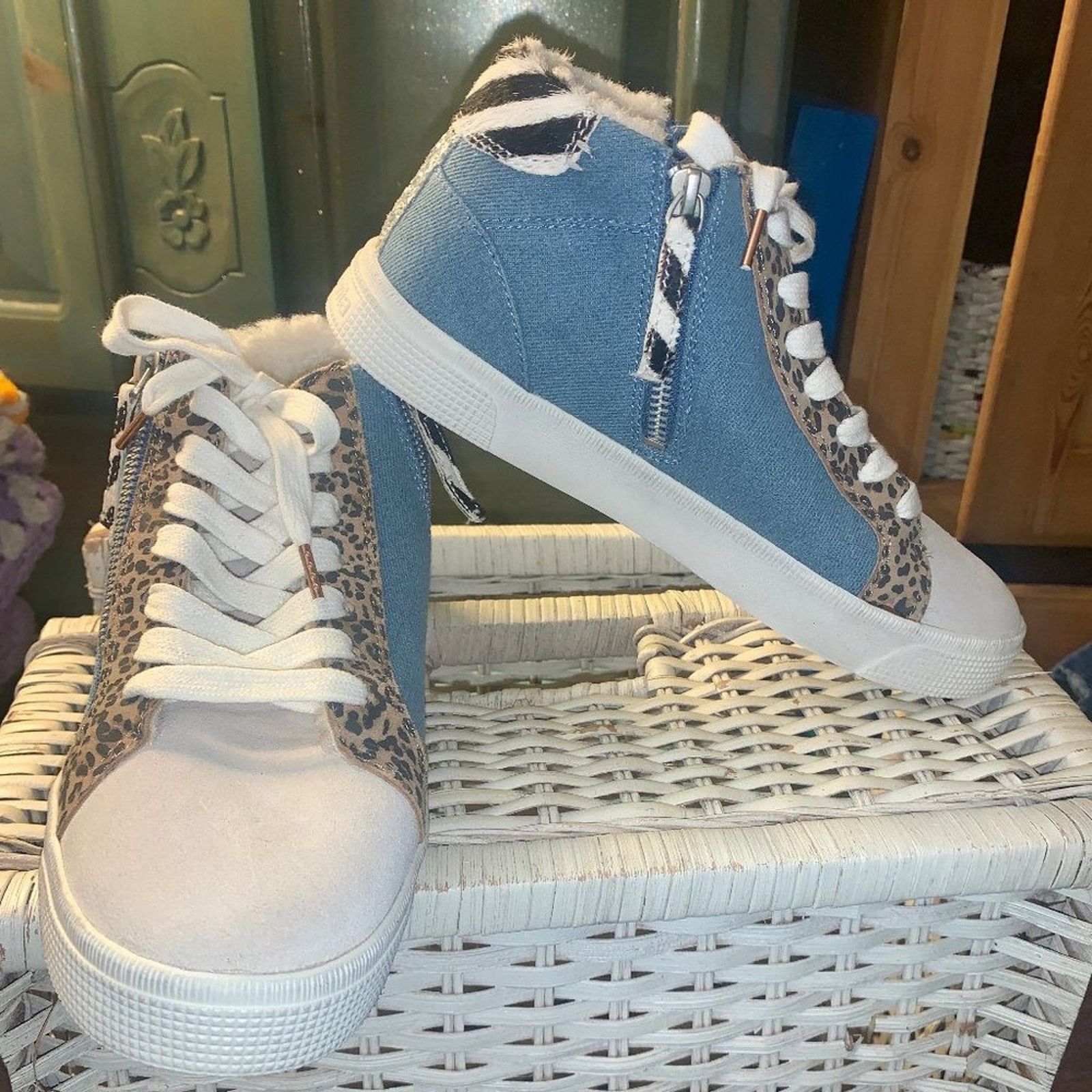 Dolce Vita NEW DOLCE VITA HIDDEN WEDGE SNEAKERS SHEARLING DENIM 8 Size US 8 / IT 38 - 2 Thumbnail