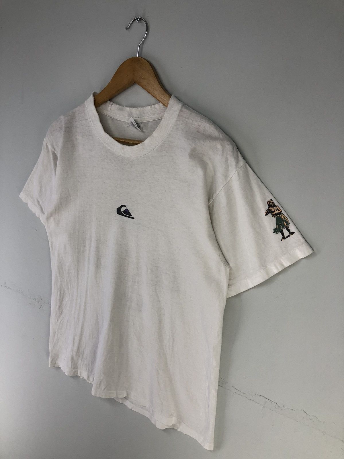 Quiksilver Vintage Quiksilver Center Logo Backhit Distressed Tshirt Size US M / EU 48-50 / 2 - 4 Thumbnail