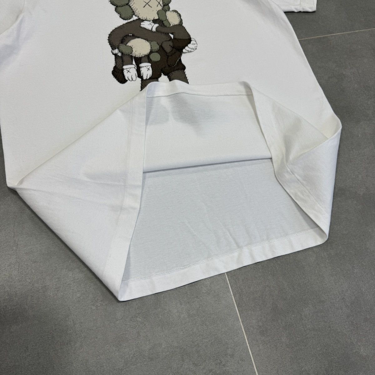 Kaws Uniqlo x Kaws Big Logo White T-Shirt Men Size L Size US L / EU 52-54 / 3 - 11 Thumbnail