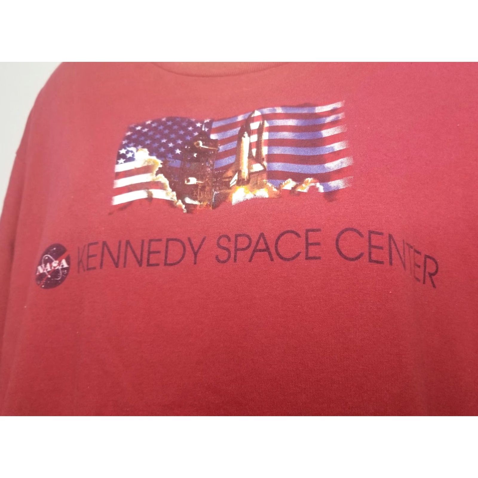 Vintage VINTAGE Kennedy Space Center NASA Flag Astronaut t shirt Mens XL Red Crew Neck Short Sleeve Graphic Tee صنع Size US XL / EU 56 / 4 - 3 Thumbnail