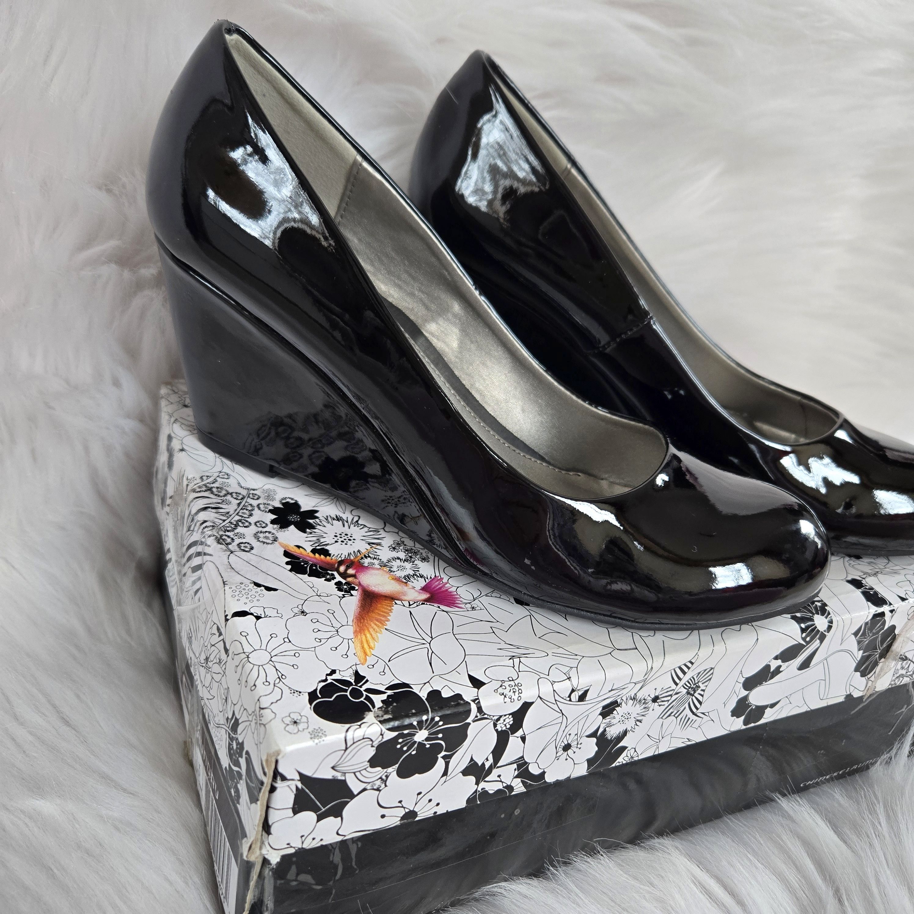 CHINESE LAUNDRY Nima Black Patent Wedge Pump Size 6.5