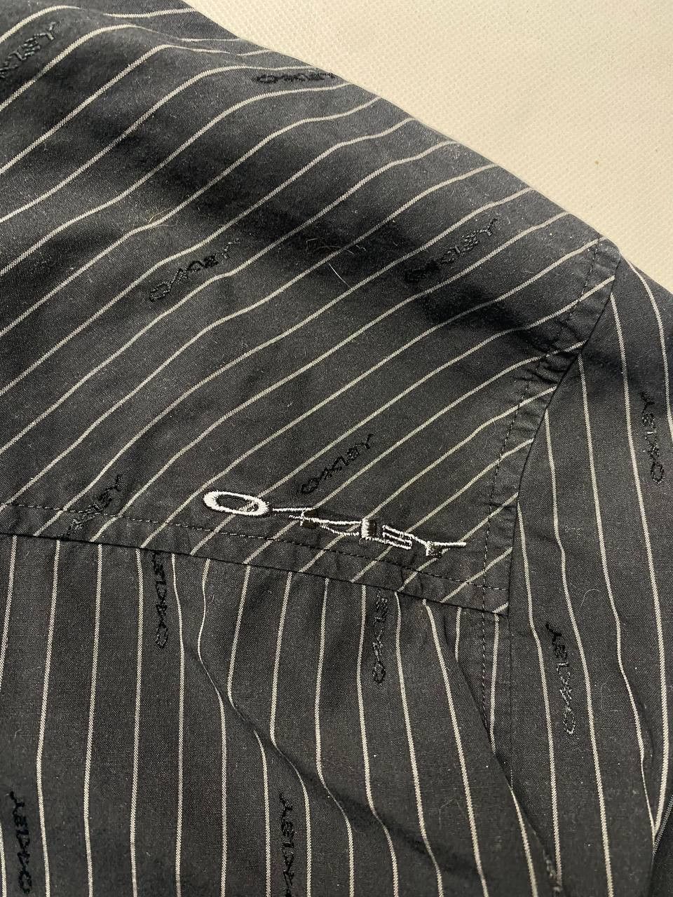 Oakley Oakley Vintage Monogram Shirts Size US L / EU 52-54 / 3 - 13 Thumbnail