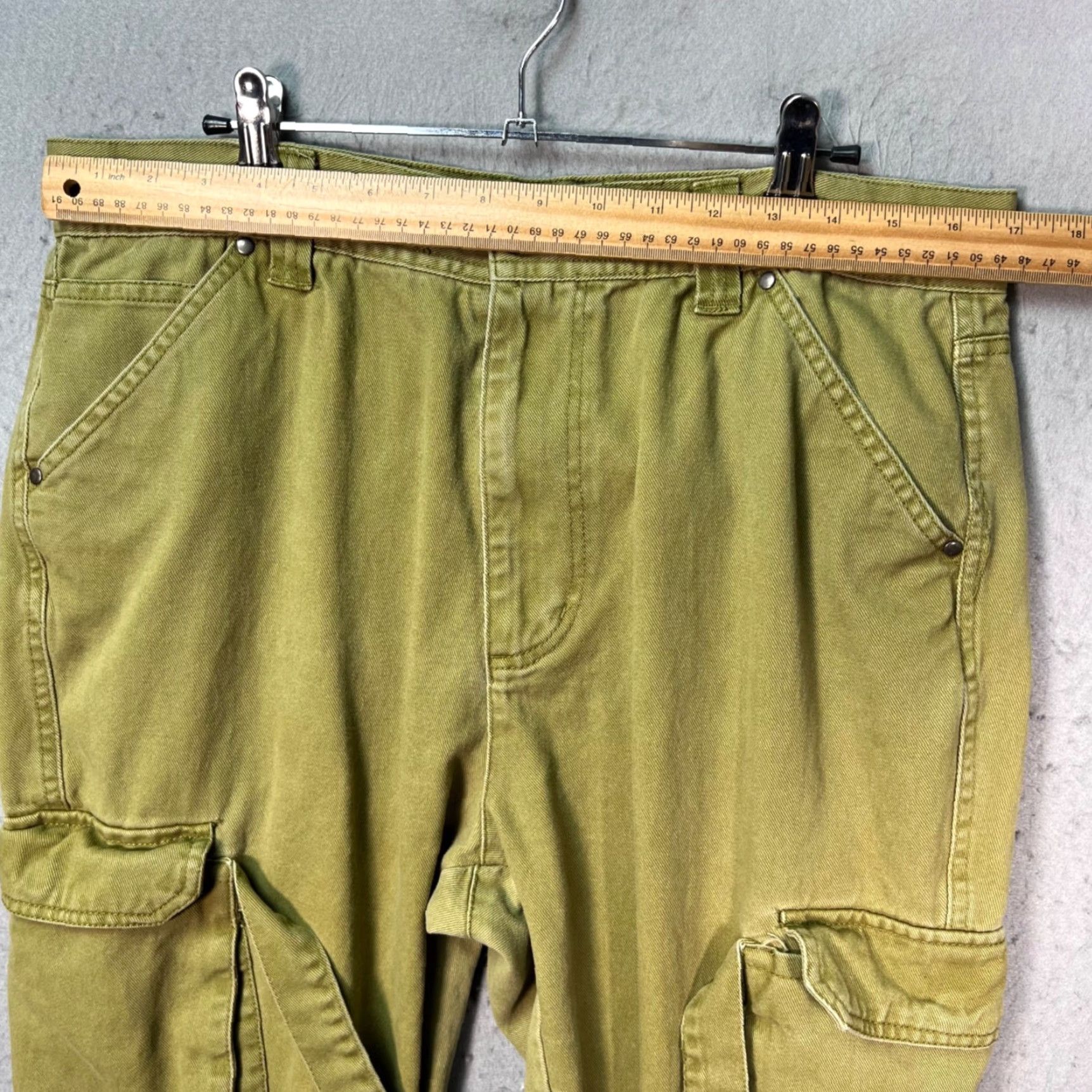 Olive Standard Cloth Mens Size Large Olive Green Cargo Pants With Zip Ankles Size US 33 - 6 Thumbnail