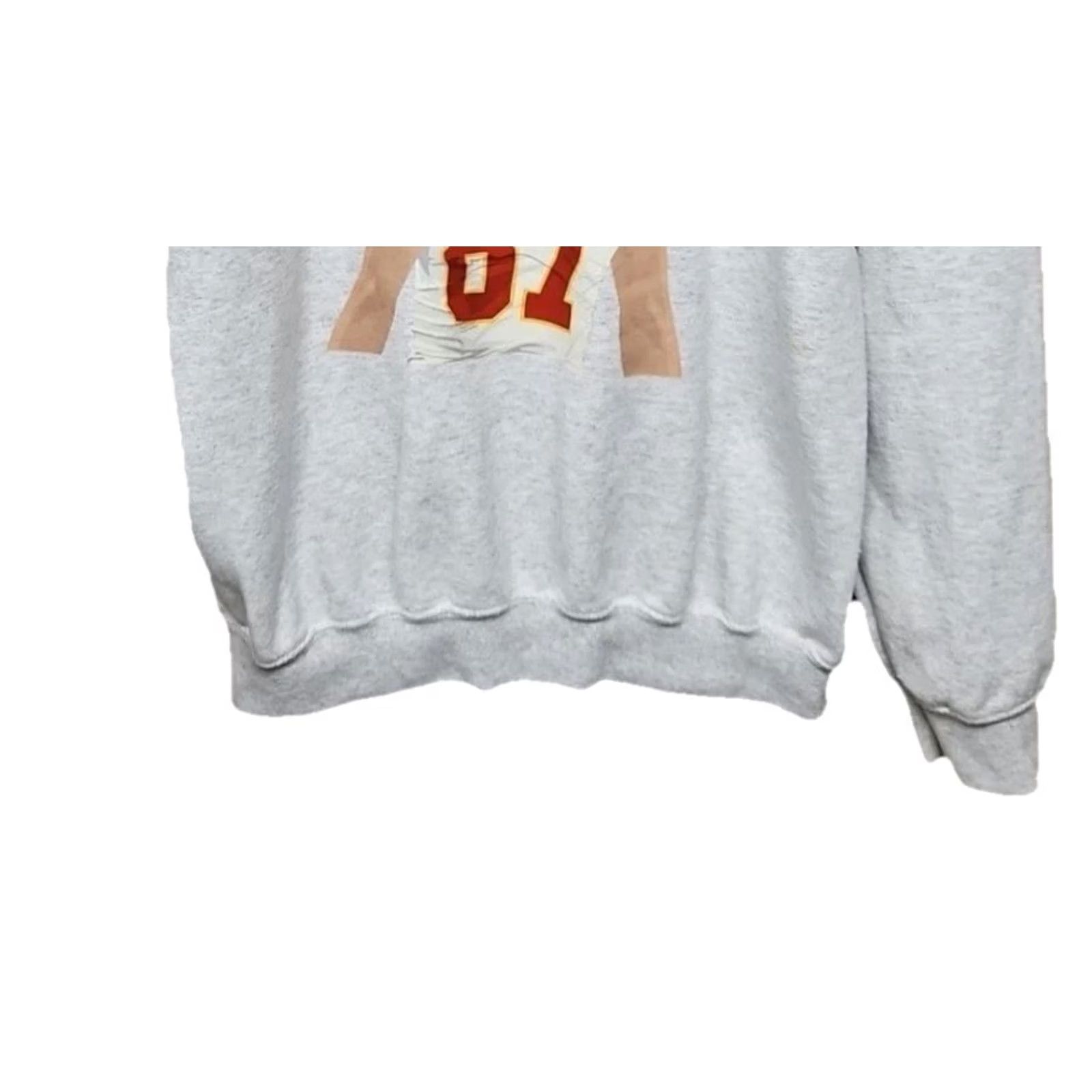 Gildan GOAT Travis Kelce 87 Kansas City Chiefs Crewneck Sweatshirt Gray M Mens Shirt Graphic Print Pullover Development Size US M / EU 48-50 / 2 - 3 Thumbnail