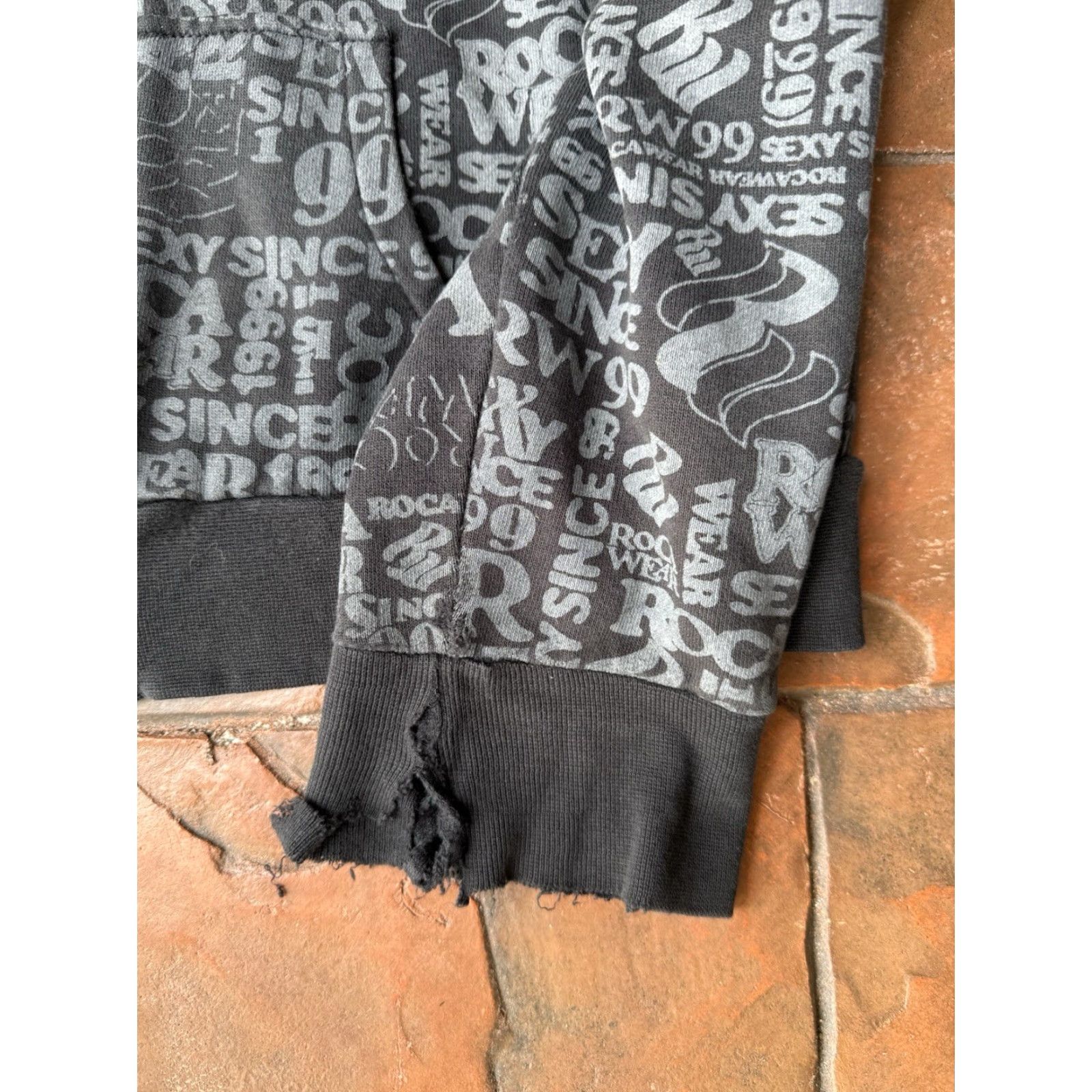 Rocawear VINTAGE Rocawear Zip-Up Hoodie Women's Medium Black Grunge Y2K Logo Zipper Full Zip Hooded Casual Size M / US 6-8 / IT 42-44 - 6 Thumbnail