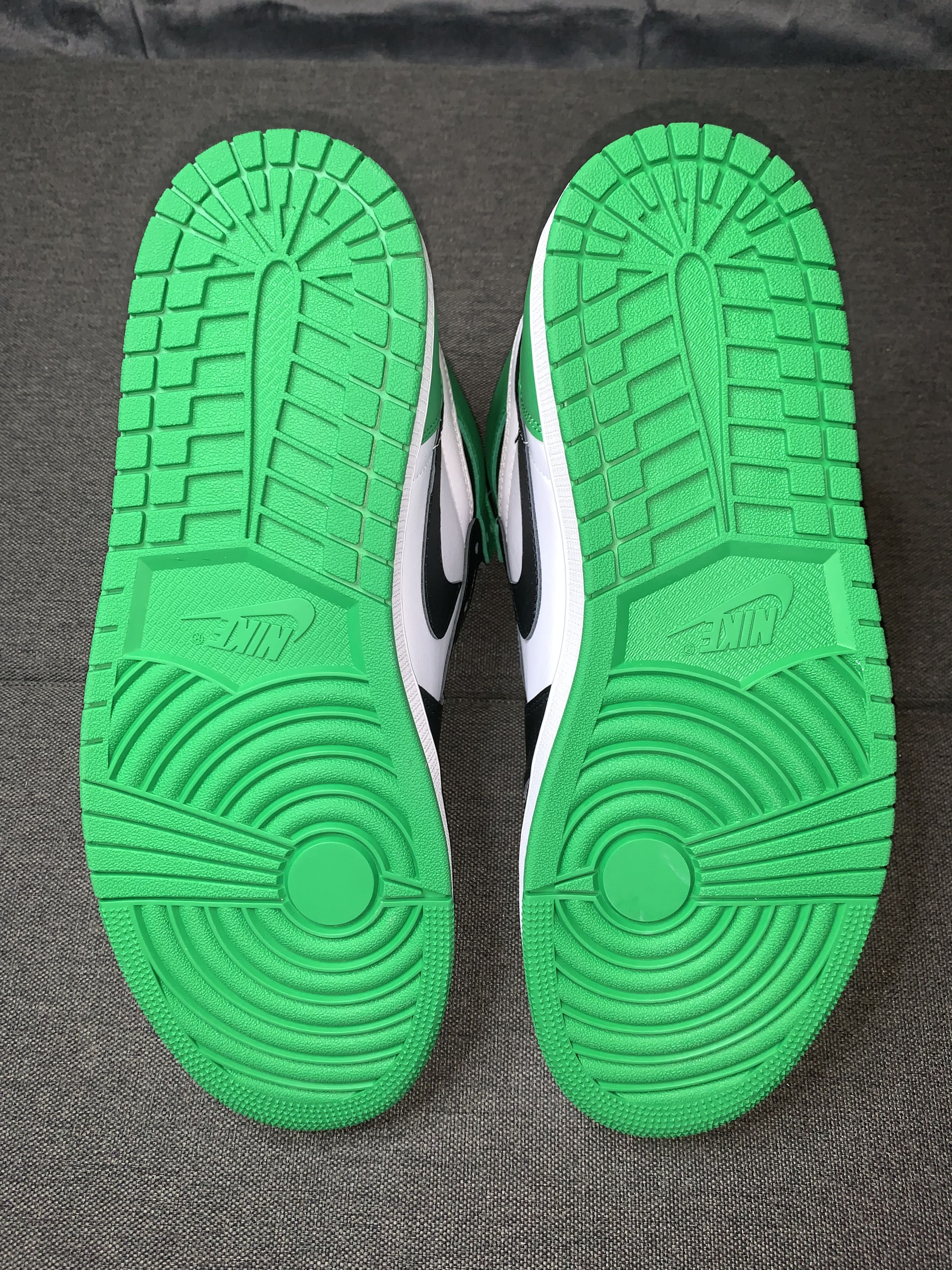 Jordan Brand Nike Air Jordan 1 Retro High OG Lucky Green DZ5485-031 Size US 13 / EU 46 - 11 Thumbnail